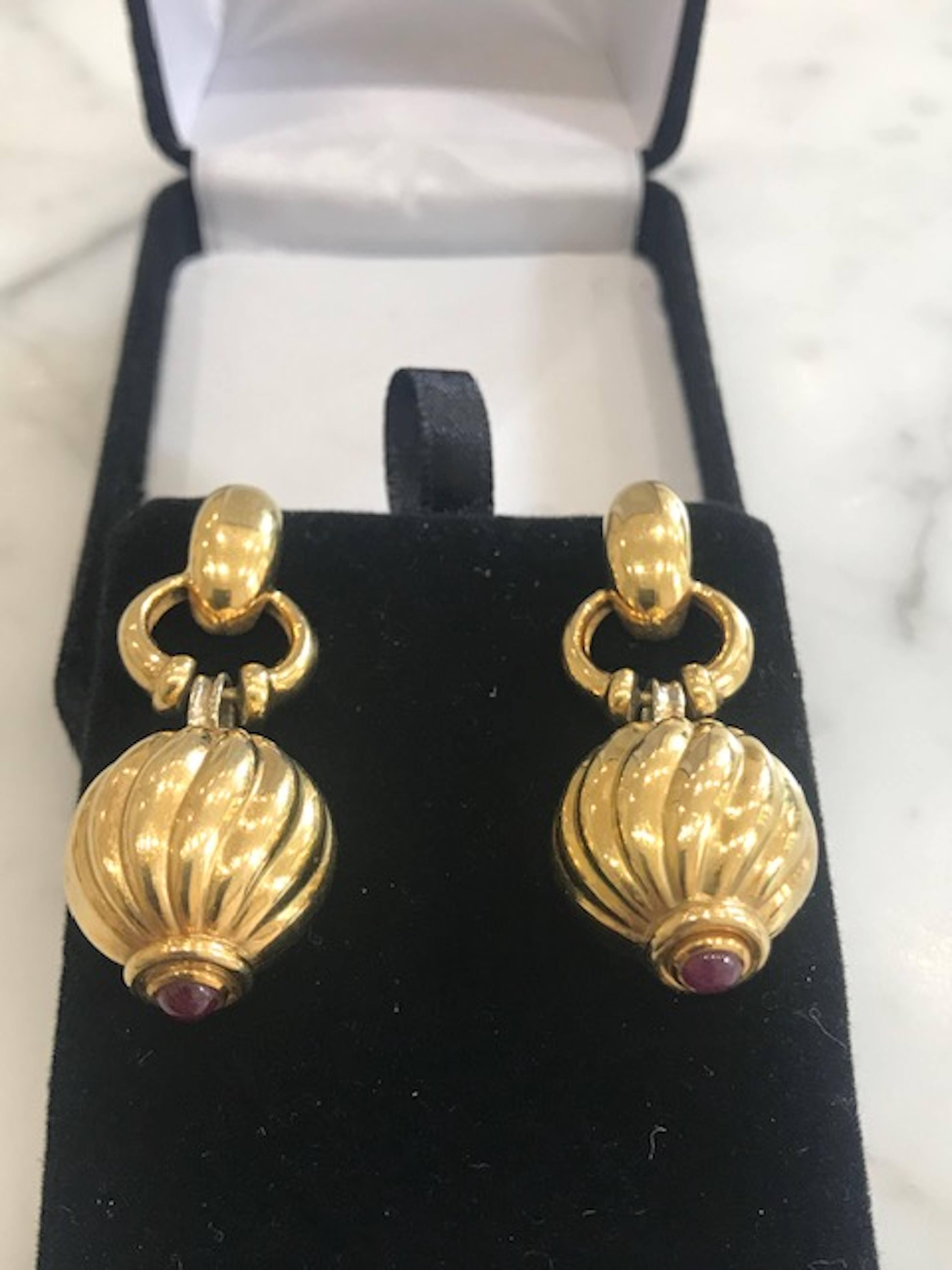 Door Knocker 18 Carat Ribbed Gold Earrings with Ruby Cabochon Finials In Good Condition For Sale In London, GB