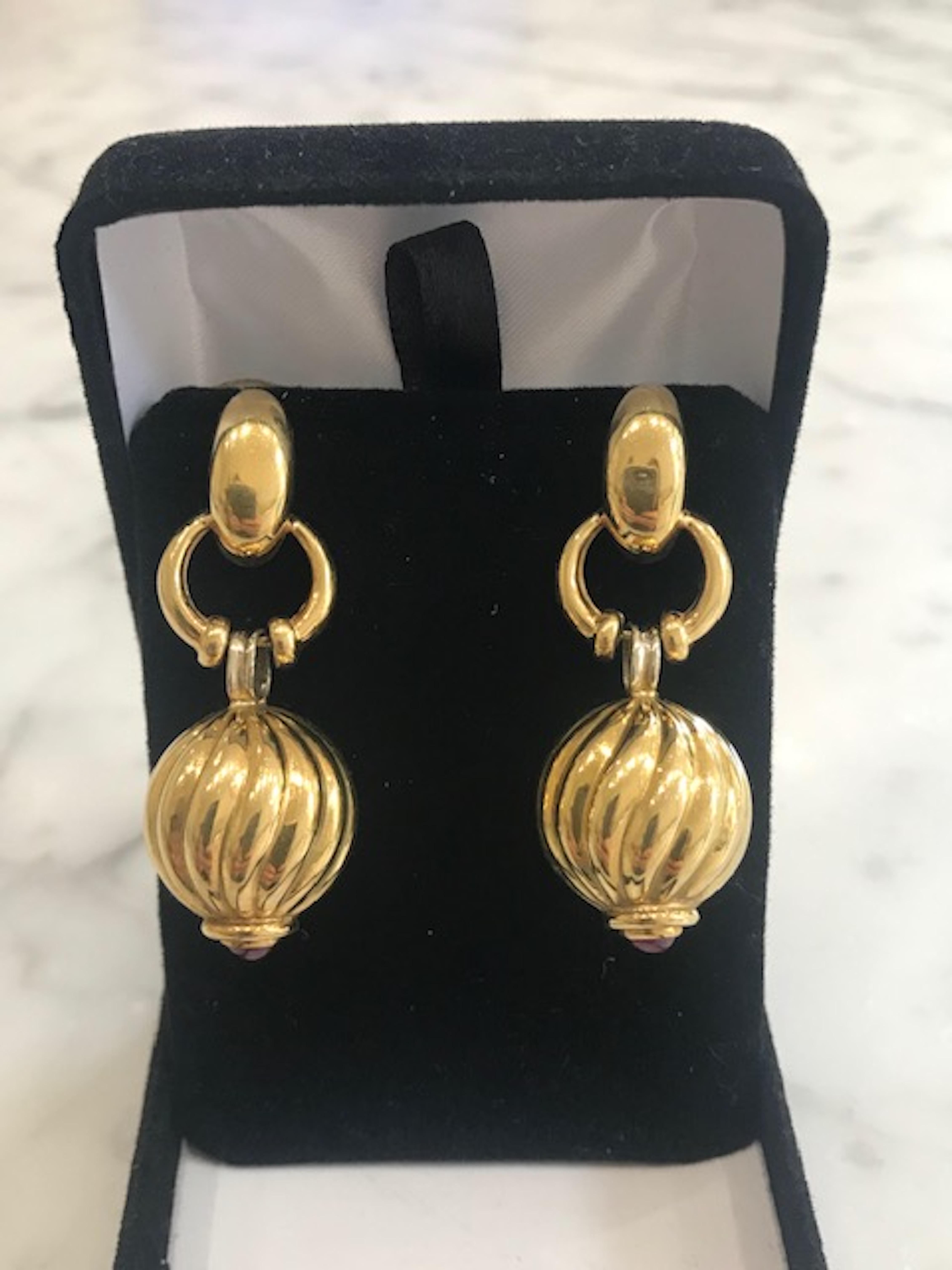 Women's Door Knocker 18 Carat Ribbed Gold Earrings with Ruby Cabochon Finials For Sale