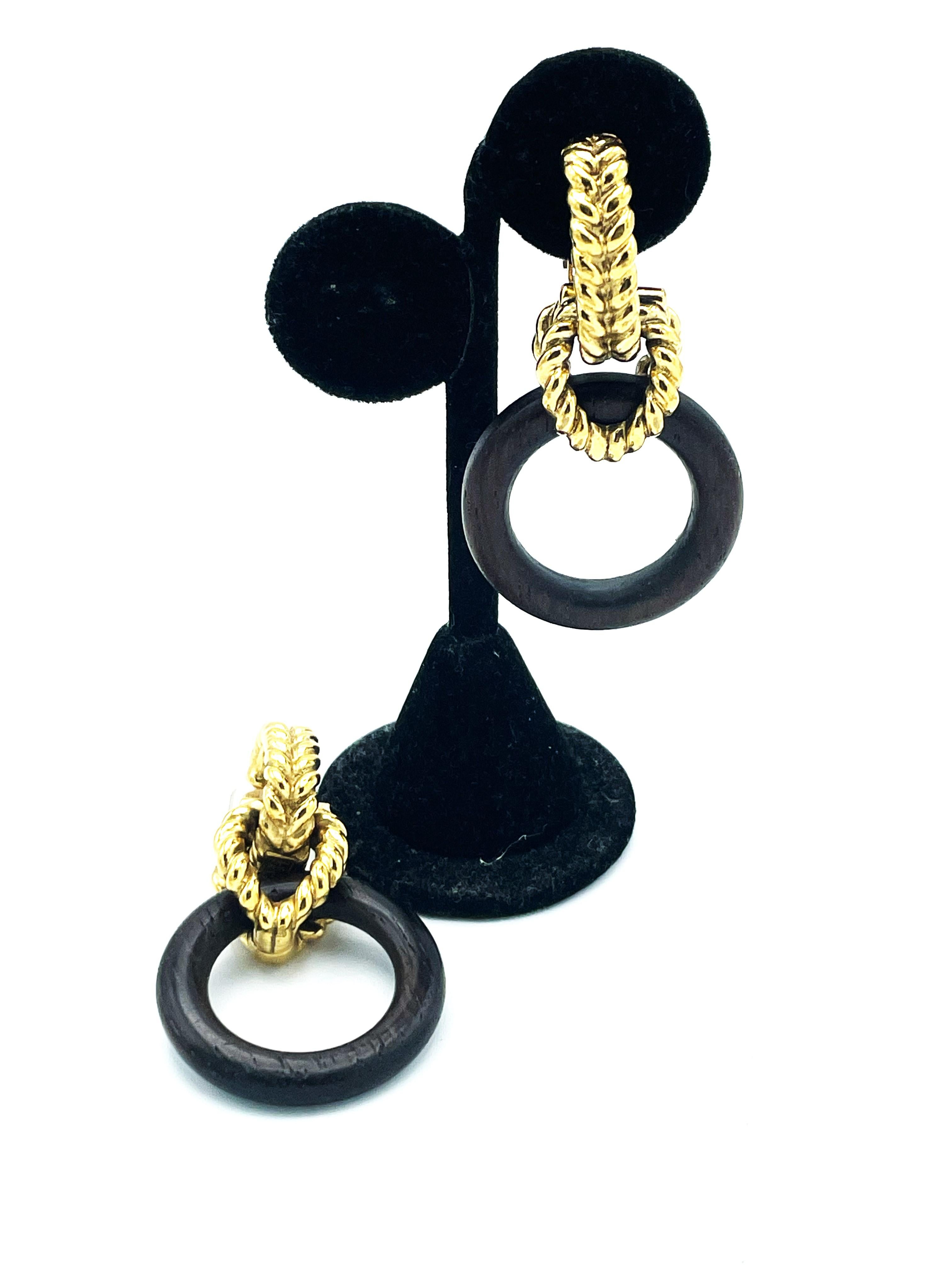 'Door knocker' earring in wood and gilded metal by Robert Goossens Paris, 1960's In Excellent Condition For Sale In Stuttgart, DE