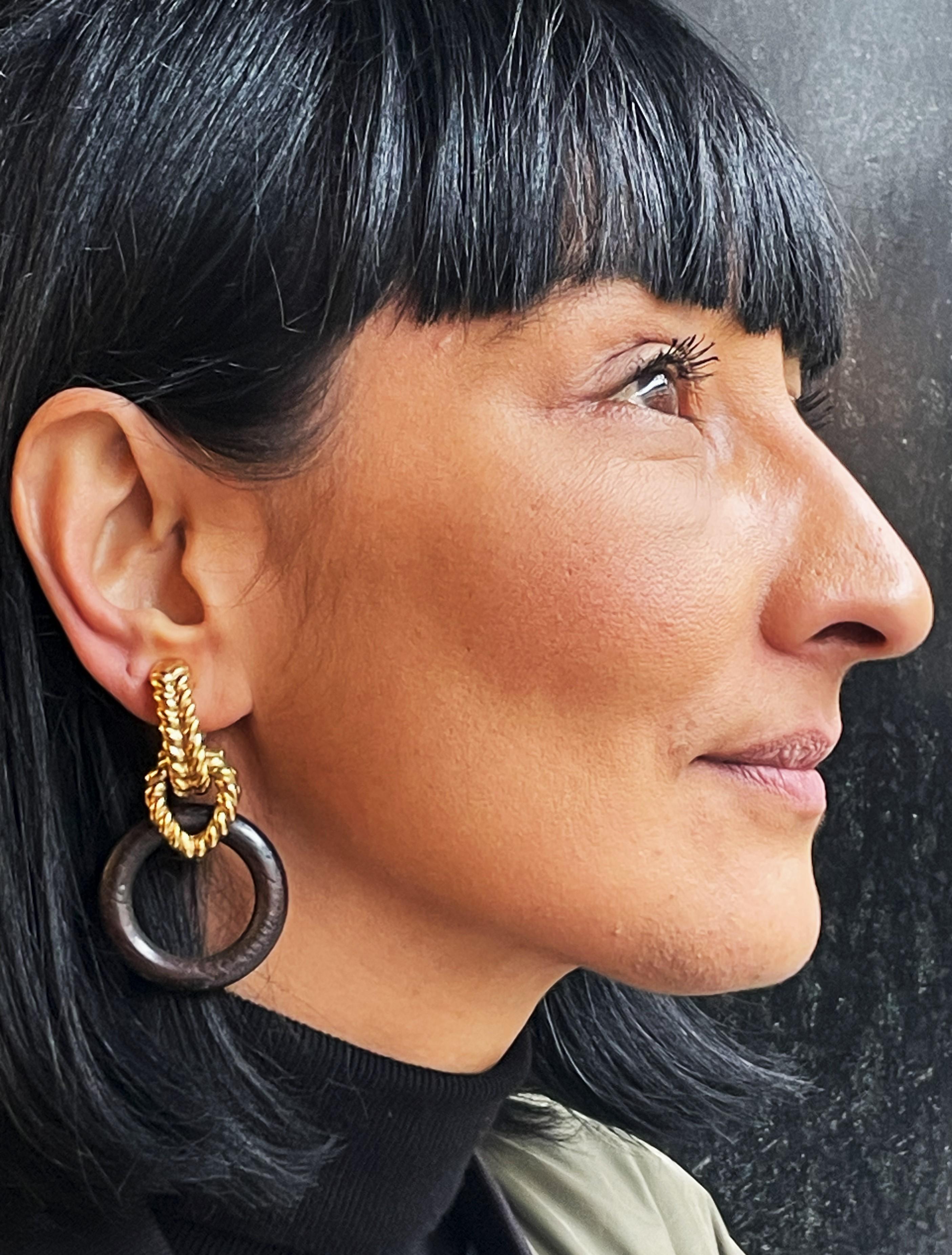 Paar of 'door knocker* earrings in dark bwon wood and gilded metal, about 1960. Plat singed  Goossens Paris.

Dimensions,   Height 6,5 cmx 4 cm 

Very good condition!

