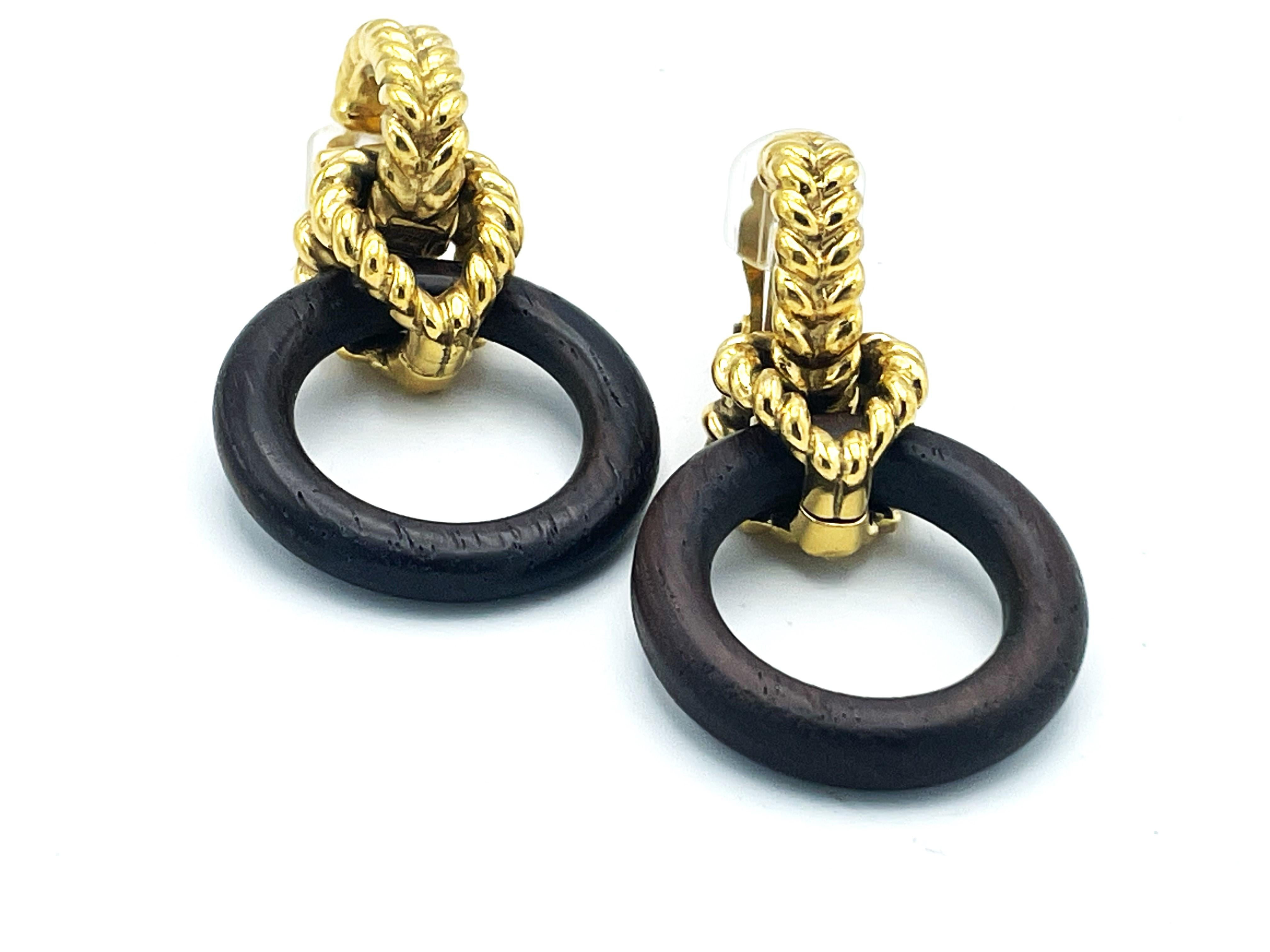 'Door knocker' earring in wood and gilded metal by Robert Goossens Paris, 1960's For Sale 1