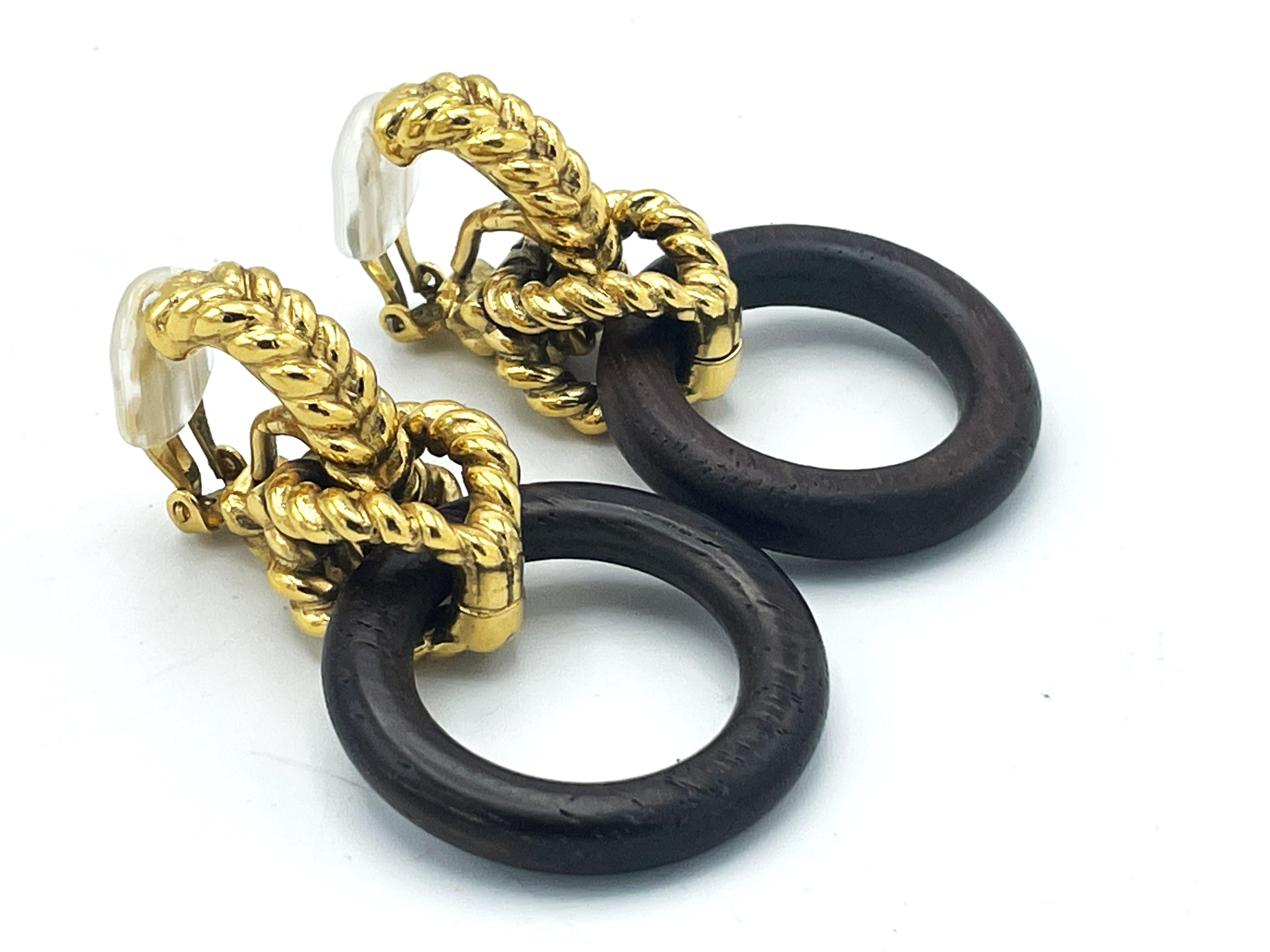 'Door knocker' earring in wood and gilded metal by Robert Goossens Paris, 1960's For Sale 2