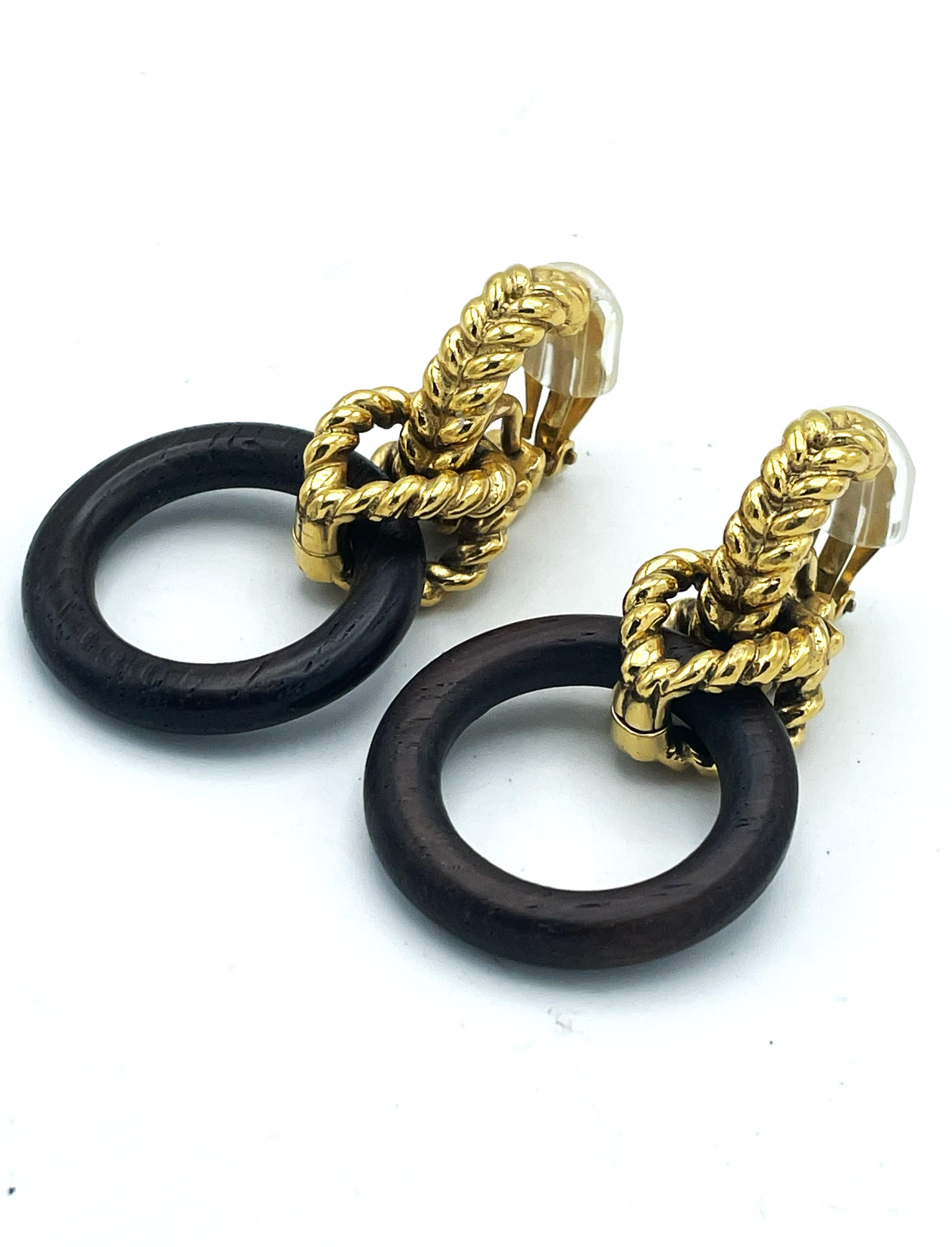 'Door knocker' earring in wood and gilded metal by Robert Goossens Paris, 1960's For Sale 3
