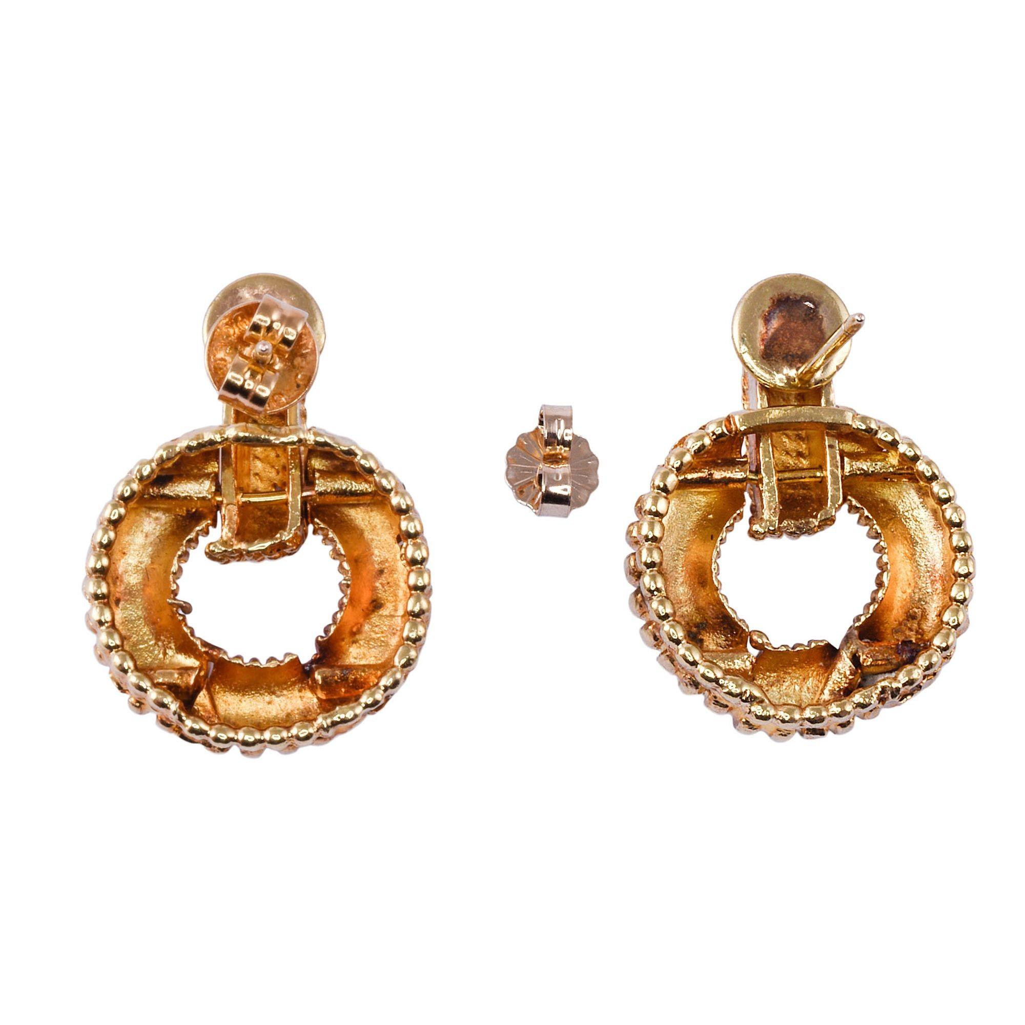 Vintage Ohrringe im Stil eines Türklopfers aus 18 Karat Gold, ca. 1960-70. Diese Vintage-Ohrringe sind aus 18 Karat Gelbgold gefertigt und haben ein Gewicht von 15,8 Gramm. [KIMH 578]

Abmessungen
25mm H x 19mm B