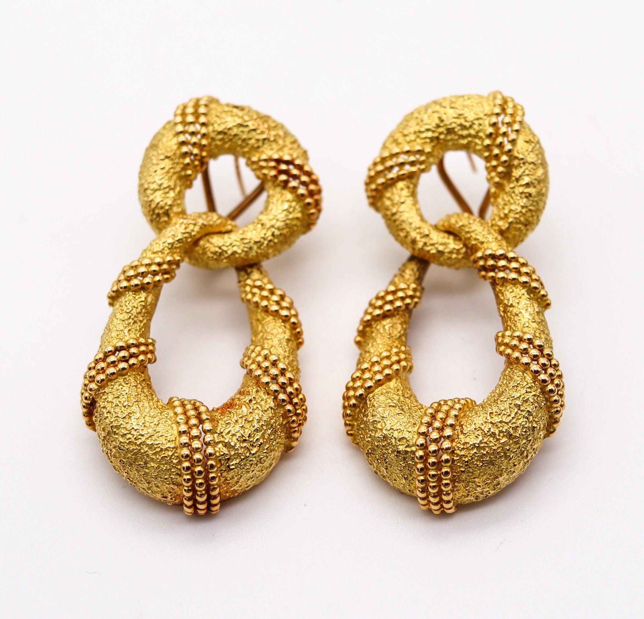 DOOR KNOCKERS 1970 Dangle Earrings In Textured Solid 18Kt Yellow Gold In Excellent Condition In Miami, FL