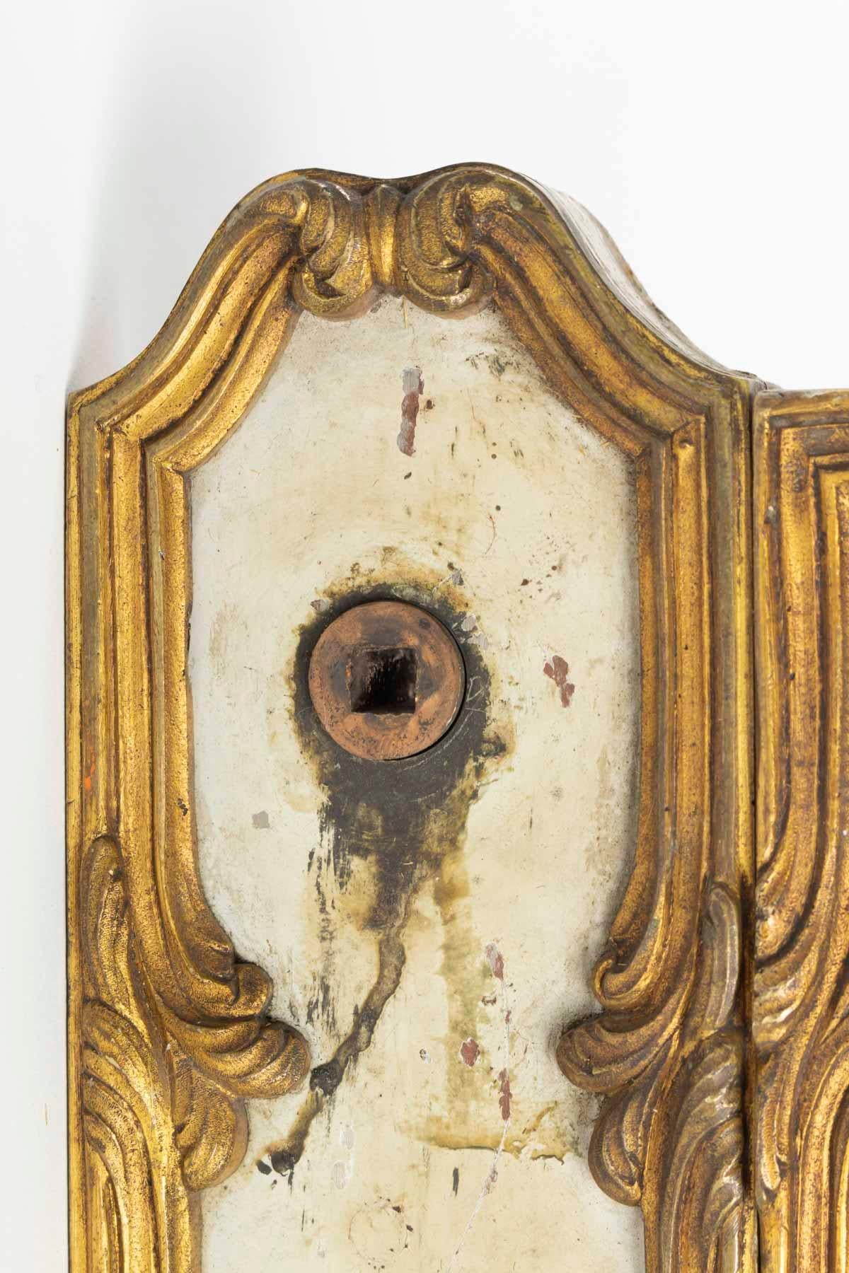 Door lock, large decoration, 19th century, with key
Measures: H 17 cm, W 11 cm, P 3 cm.