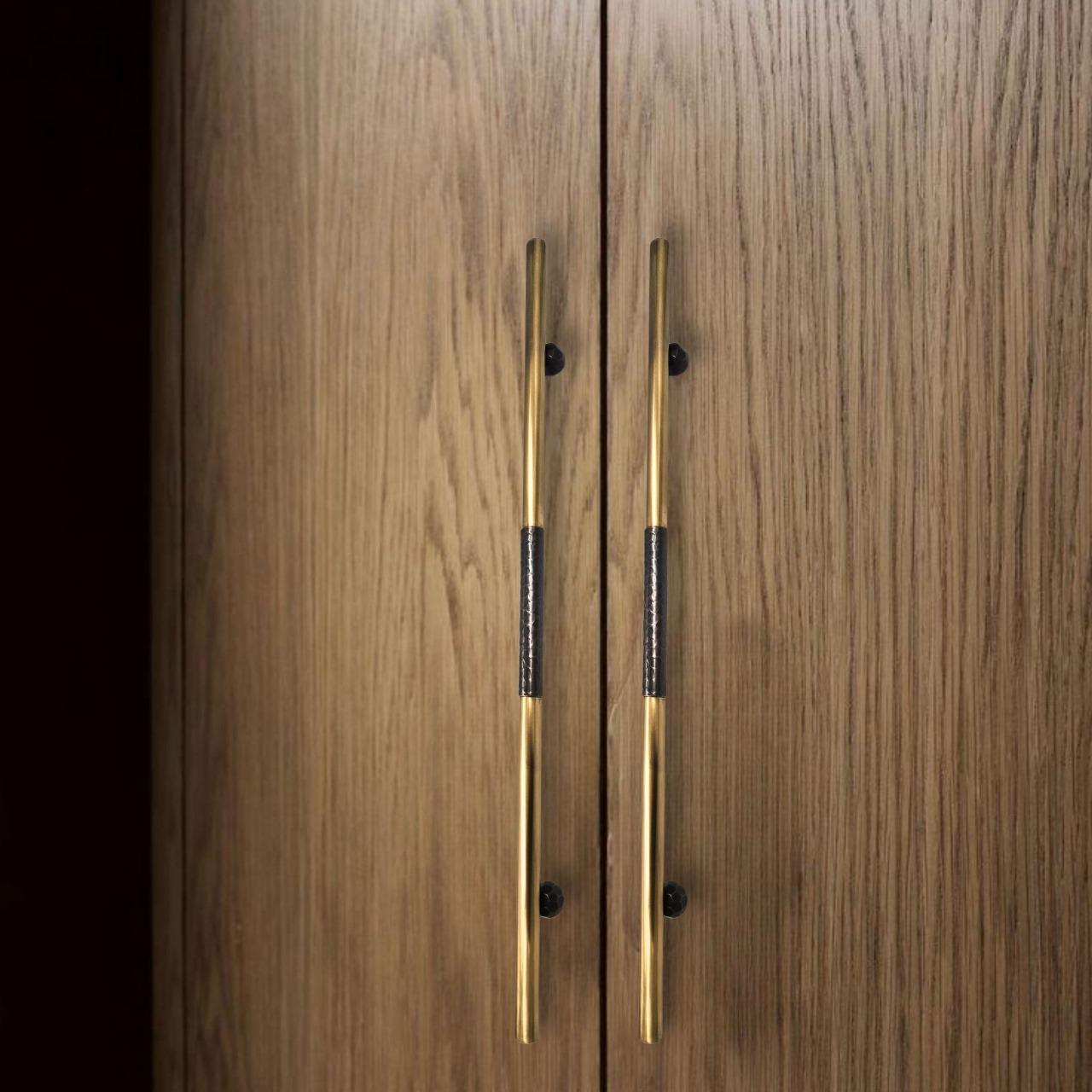 Crafted from solid brass and meticulously handcrafted in our workshop, the PT/NO/10 - 70cm door pull  embodies exceptional artisanal craftsmanship. Its elongated design is distinguished by a central hammered brass detail, adding a subtle texture