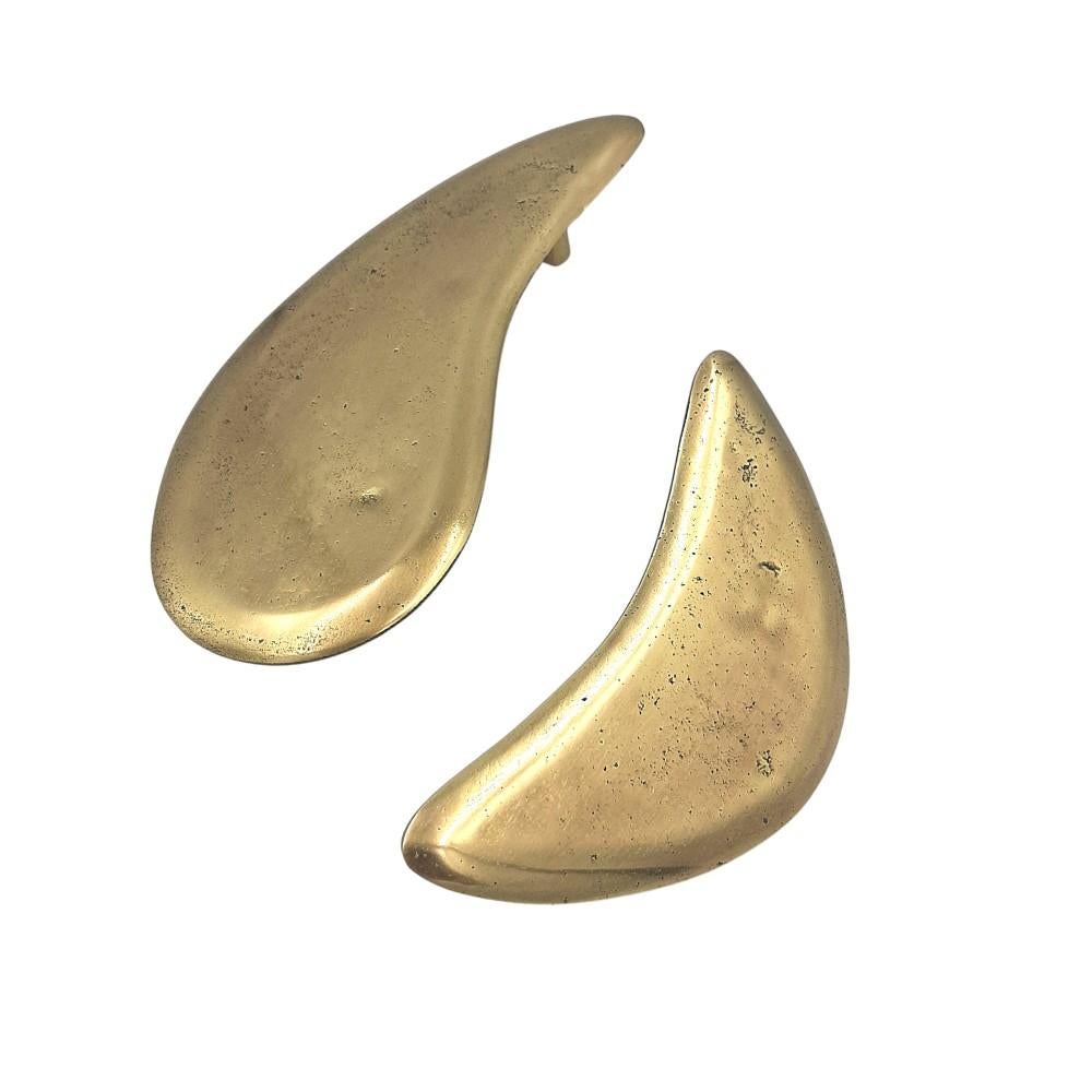 Inspired by the delicate curve of a crescent moon, the PT/LE/02 door pull is an organic creation from the Open Manifest collection. Entirely handcrafted in our workshop, each piece is cast in solid brass, showcasing the raw richness of the material