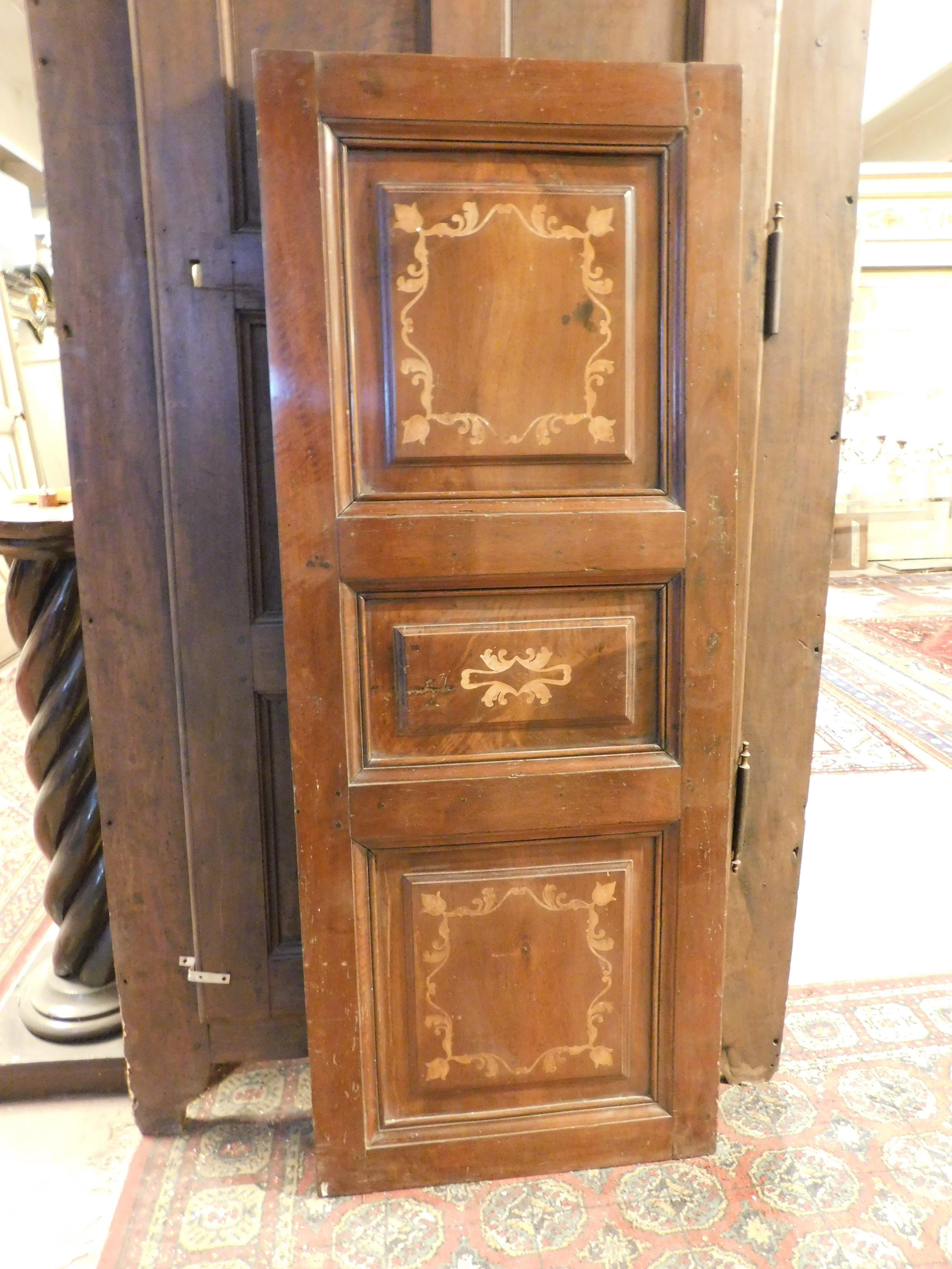Pequeña puerta antigua, panel de nogal, ricamente incrustado en madera clara con motivos barrocos, original del siglo XVIII, origen italiano, panel de gusto histórico, elegante y refinado, utilizable como pequeña puerta, panel decorativo, cabecero o