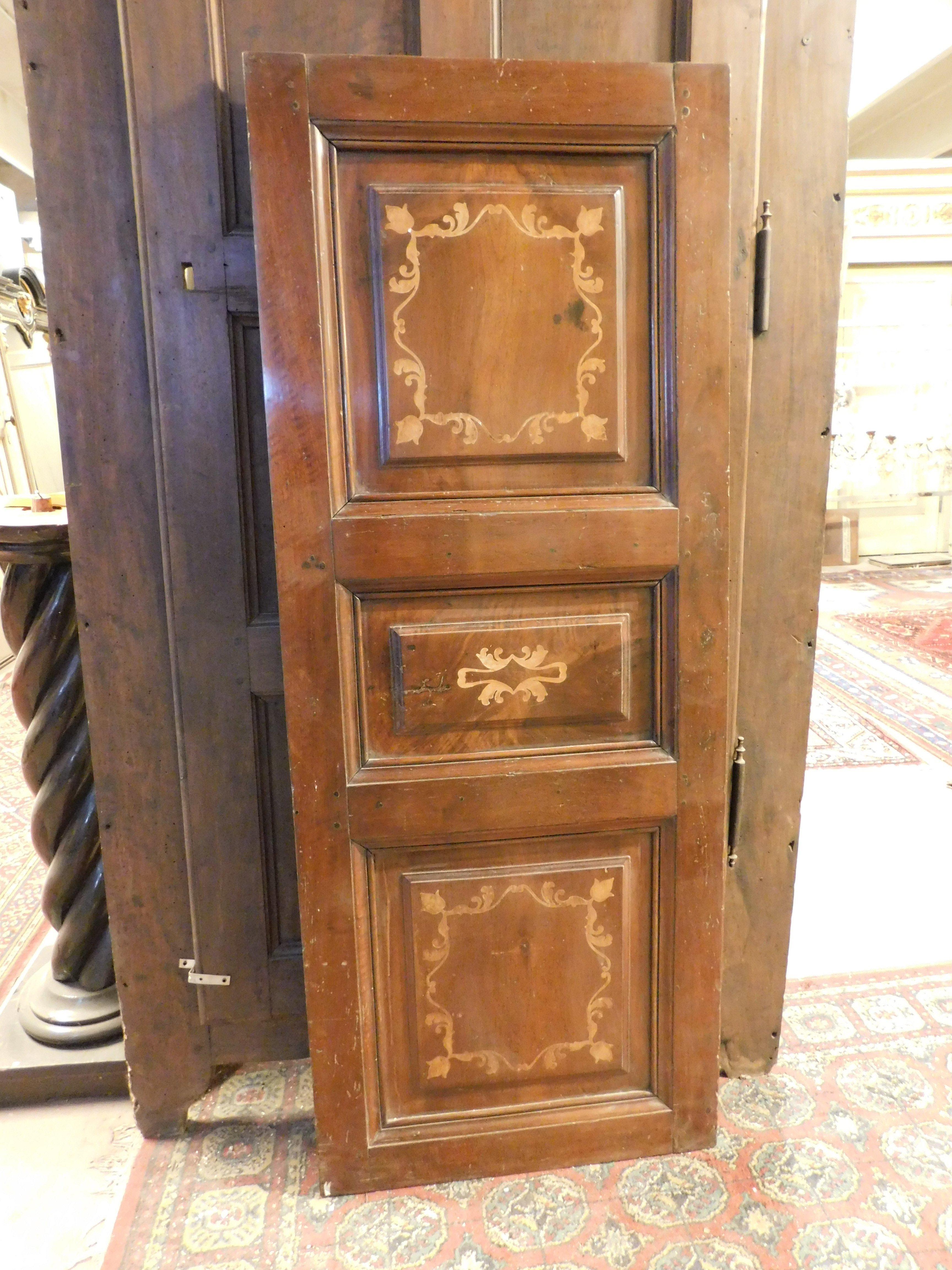 Puerta, panel de nogal, ricamente incrustado en madera clara, italia Italiano en venta
