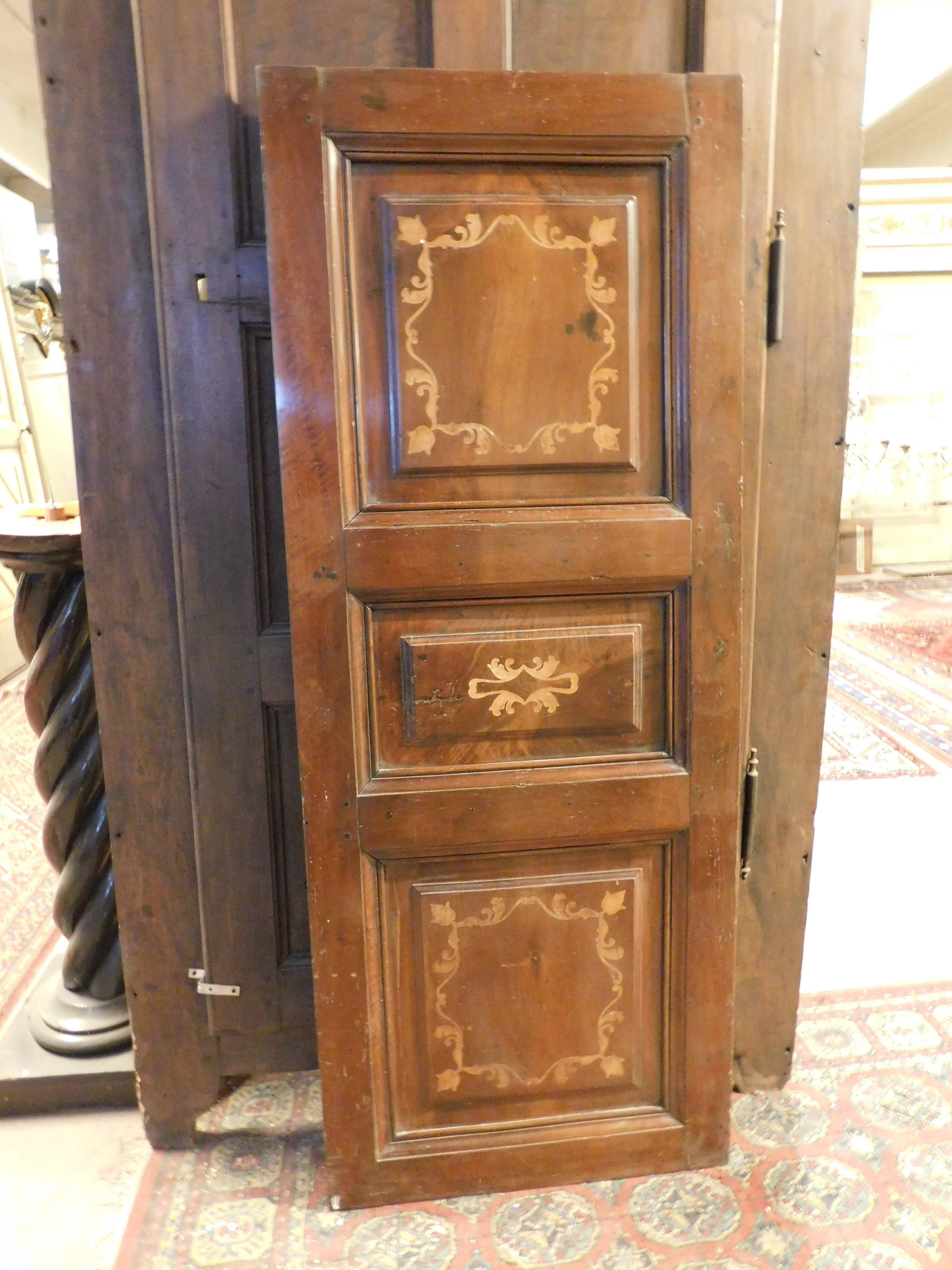 Puerta, panel de nogal, ricamente incrustado en madera clara, italia Incrustación en venta