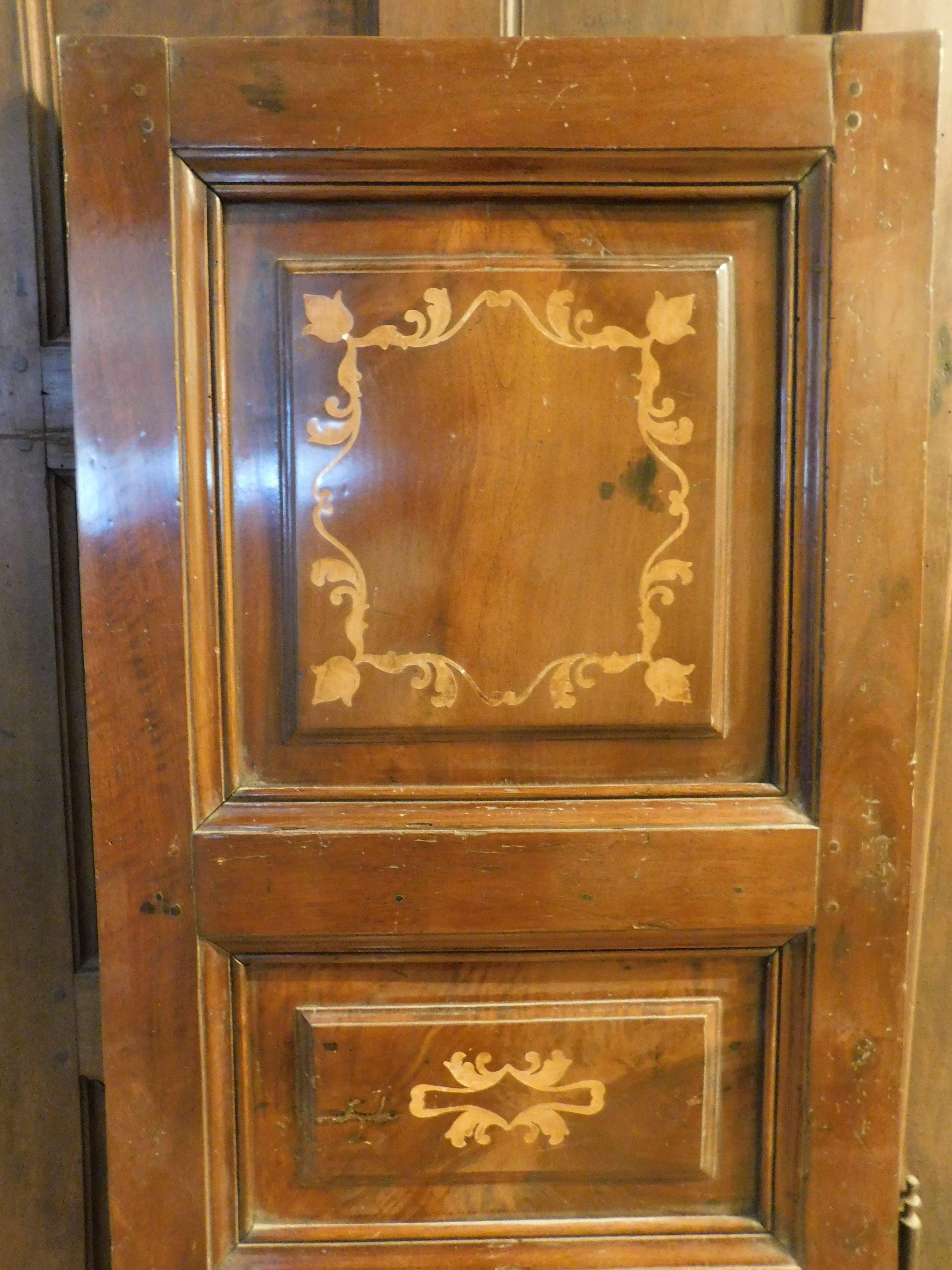 Puerta, panel de nogal, ricamente incrustado en madera clara, italia en Bueno estado para la venta en Cuneo, Italy (CN)