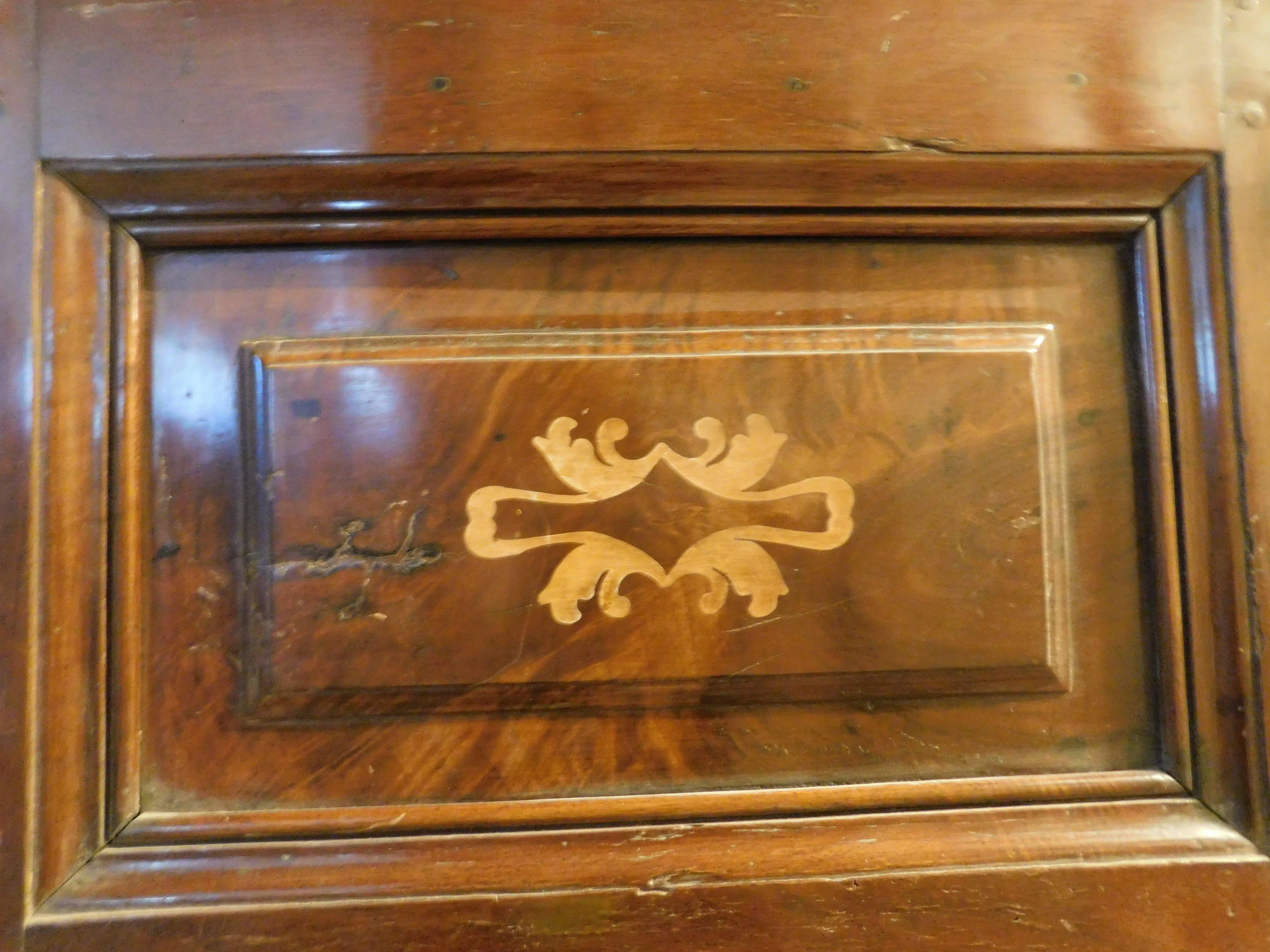 Puerta, panel de nogal, ricamente incrustado en madera clara, italia siglo XVIII y antes en venta
