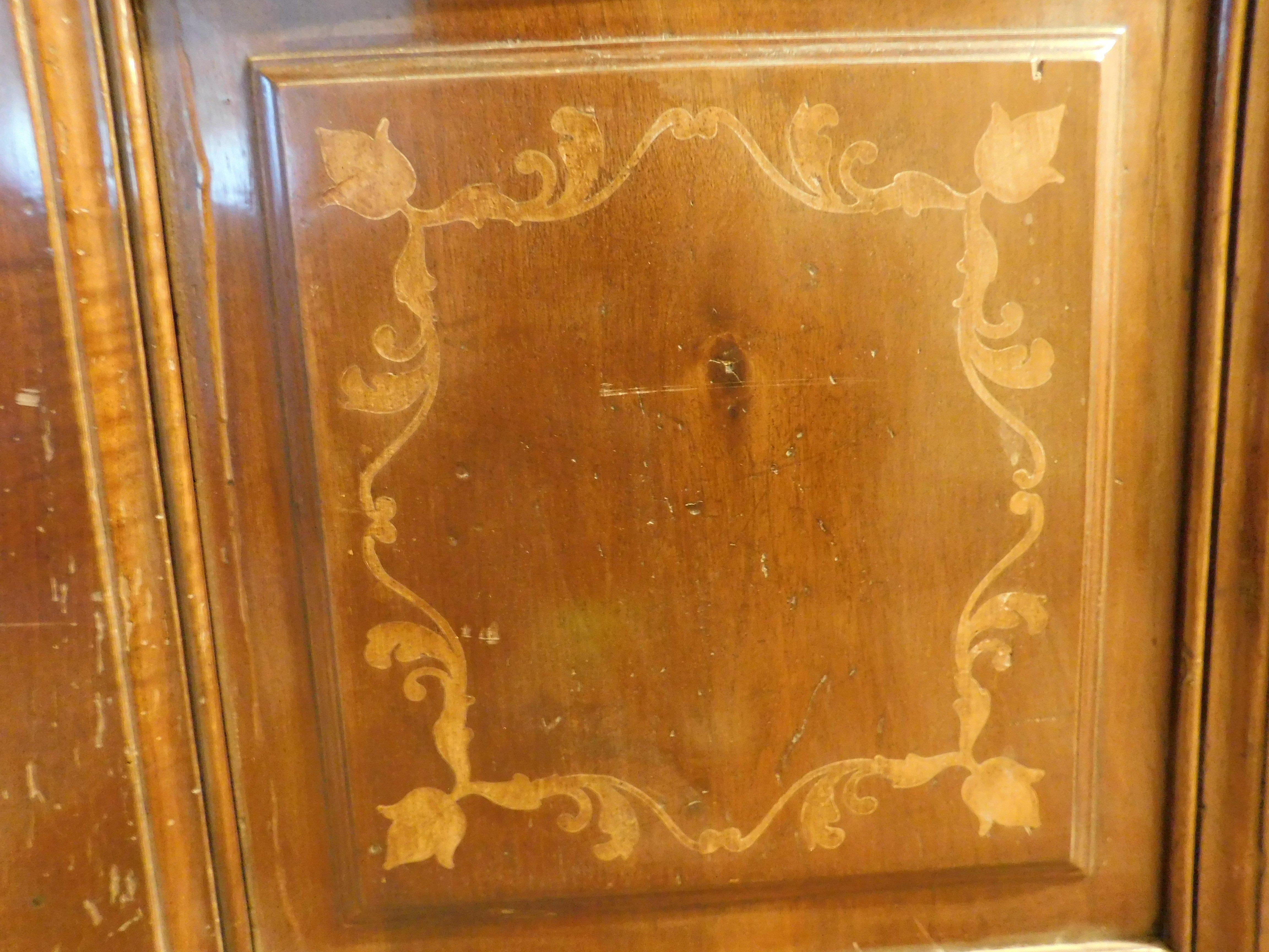 Puerta, panel de nogal, ricamente incrustado en madera clara, italia en venta 1