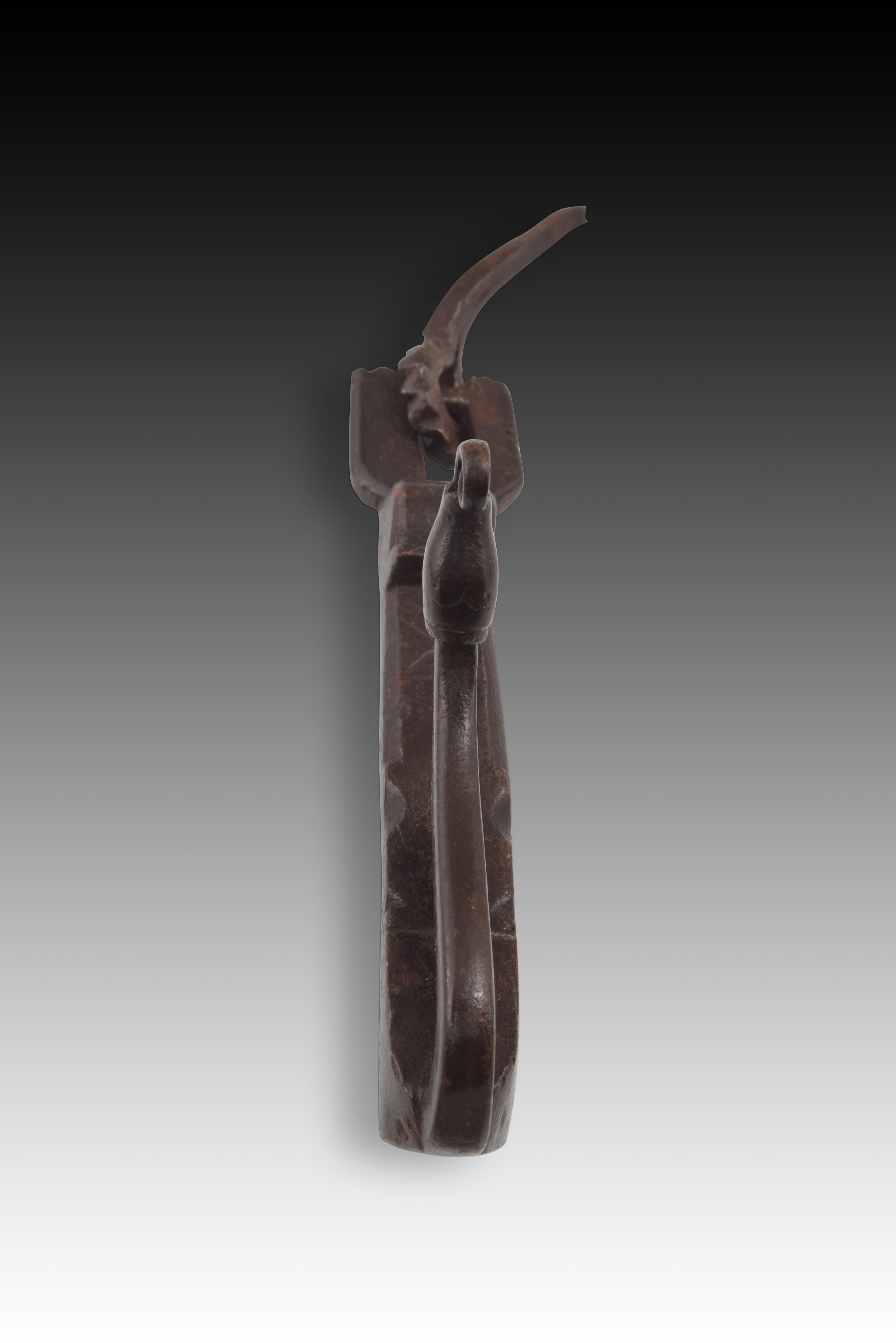 Caller with snake. wrought iron. Spanish school, 18th century. 
Caller made of wrought iron composed of two pieces. The balustrade that would join the door ends in a ring with a jagged outer edge, and from this hangs the knocker itself, a piece of