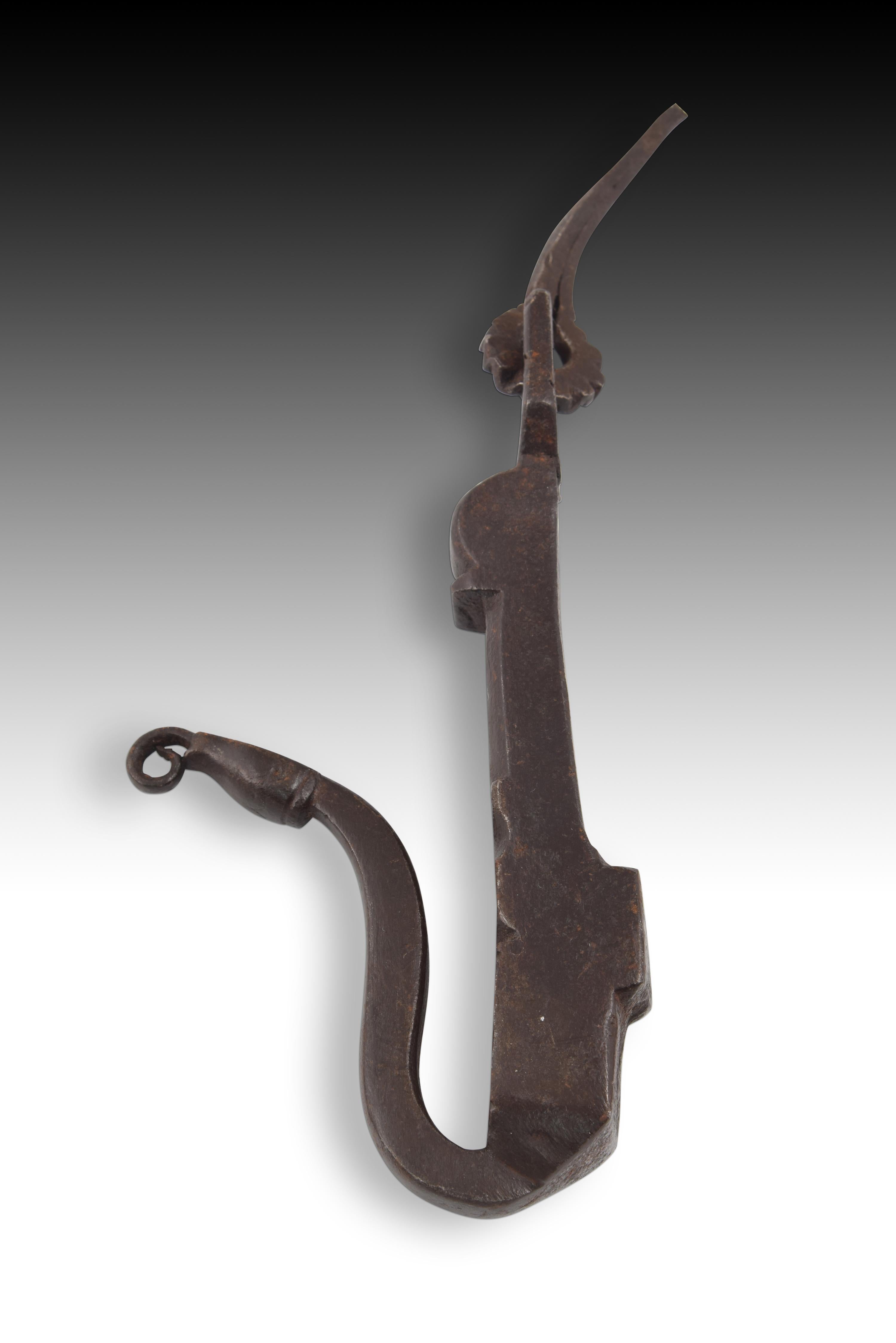Doorknocker with Snake, Wrought Iron, Spanish School, 18th Century In Fair Condition For Sale In Madrid, ES