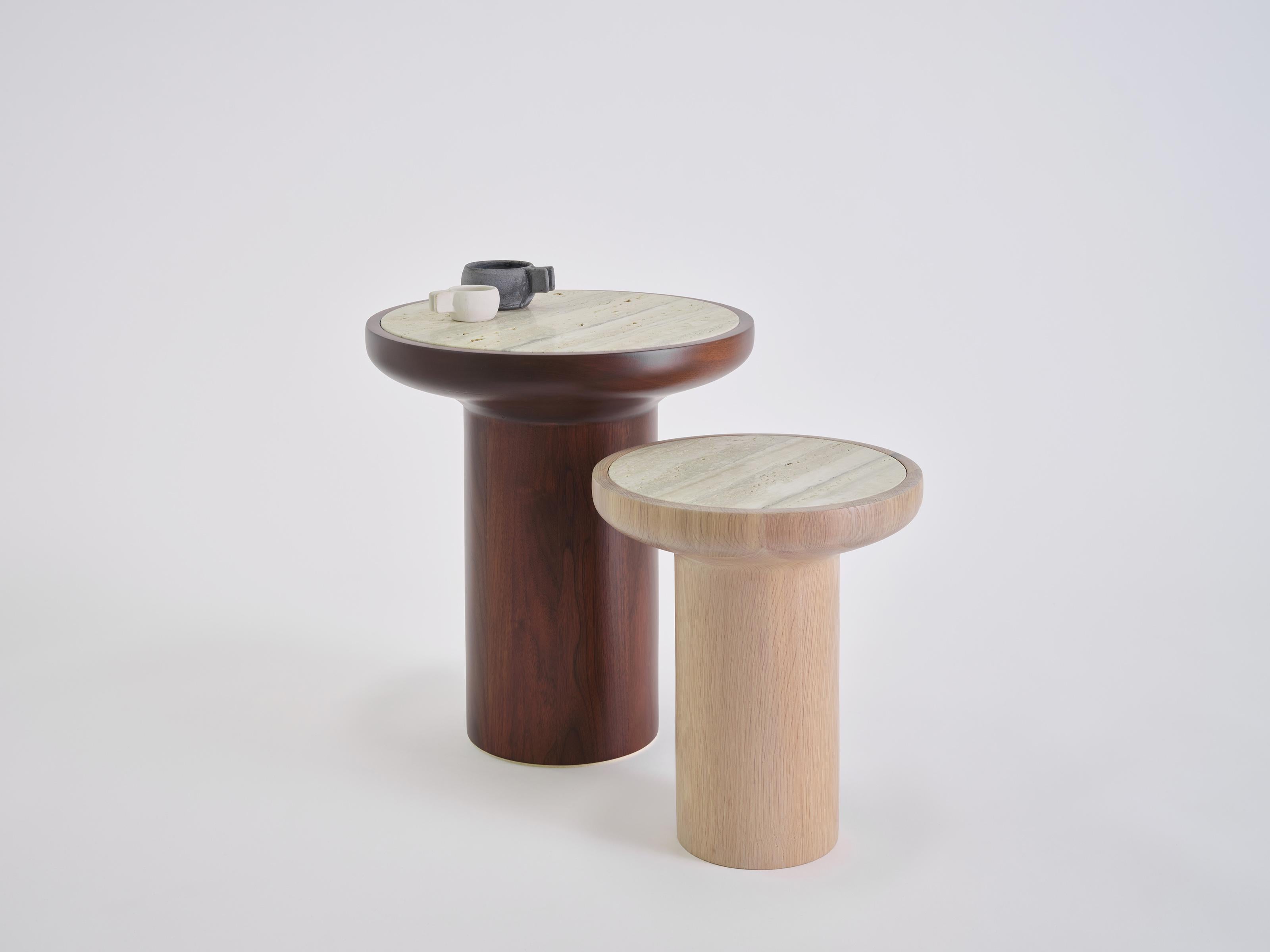 Wie ein wahrer Freund - Doost bedeutet genau das - ist dieses Stück gebaut, um ein Leben lang an Ihrer Seite zu sein. Jeder Sockel ist aus massivem Holz handgedrechselt und mit Naturstein belegt, was ihm Präsenz, Wärme und einen dauerhaften