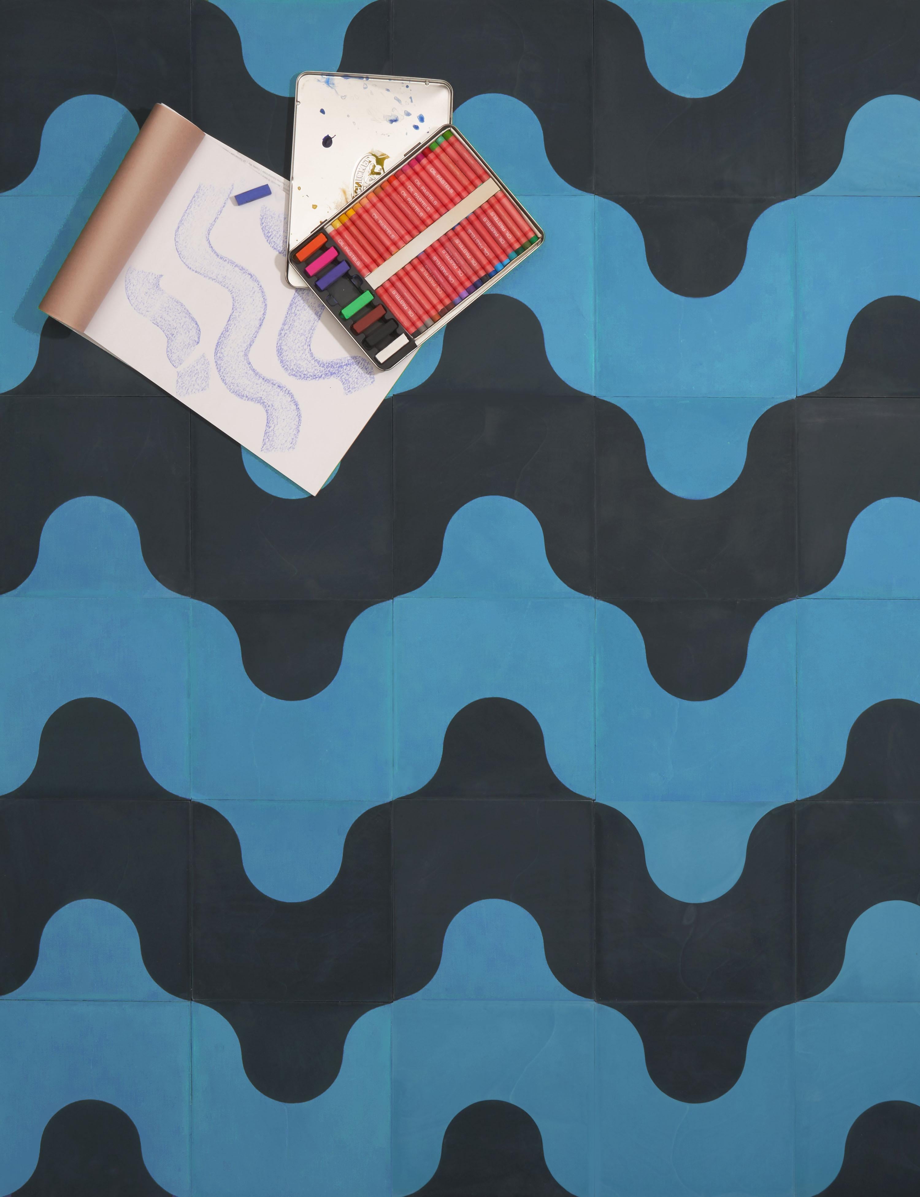 Chaque combinaison de couleurs de Doozie se présente sous la forme d'une paire de tuiles modulaires, et chacune d'entre elles présente le même motif à deux tons colorés dans des positions opposées. Vous pouvez disposer ces modules de différentes