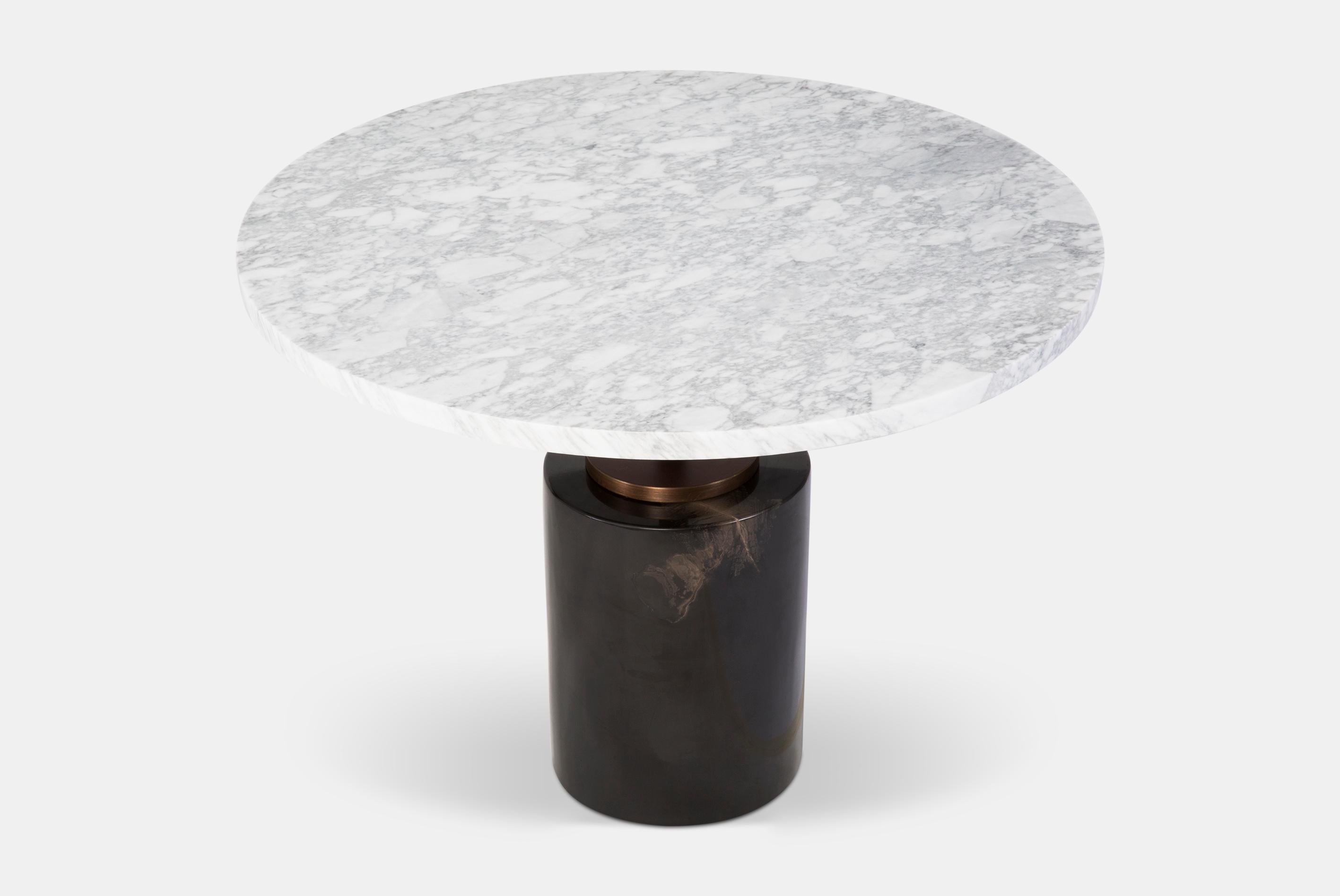 A set of tables that mix different materials. The covers can go up or down to offer flexility. The marble, which despite its coldness, was in the Renaissance era as close to living material, allowed the creation and gave balance to art. A