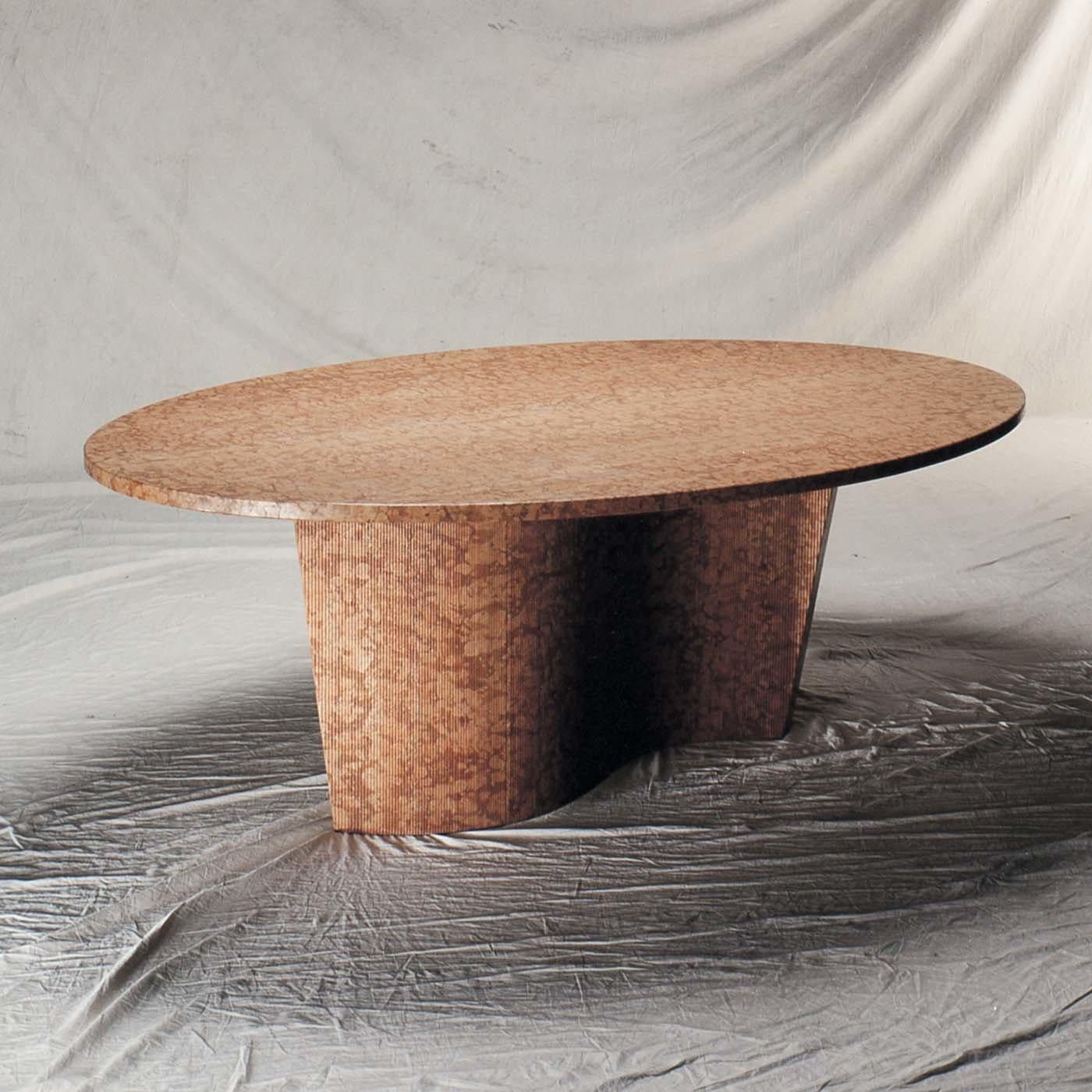 Diseñada por Mario Bellini en 1994, en esta extraordinaria mesa monomaterial, las líneas geométricas y el material noble crean una pieza decorativa y funcional. La estructura presenta una tapa ovalada apoyada en una base de una pieza de mármol