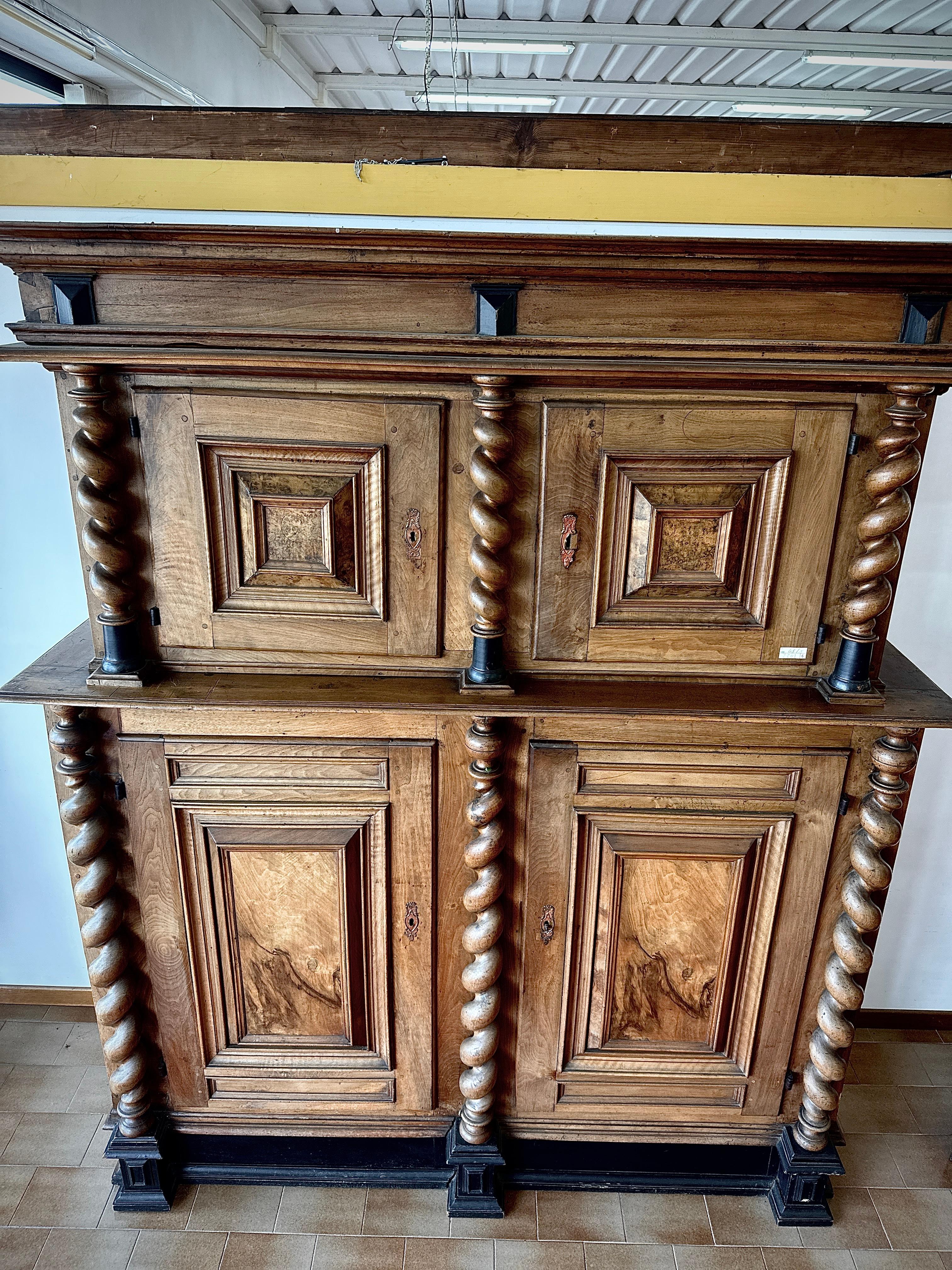 Double body with twist columns For Sale 5