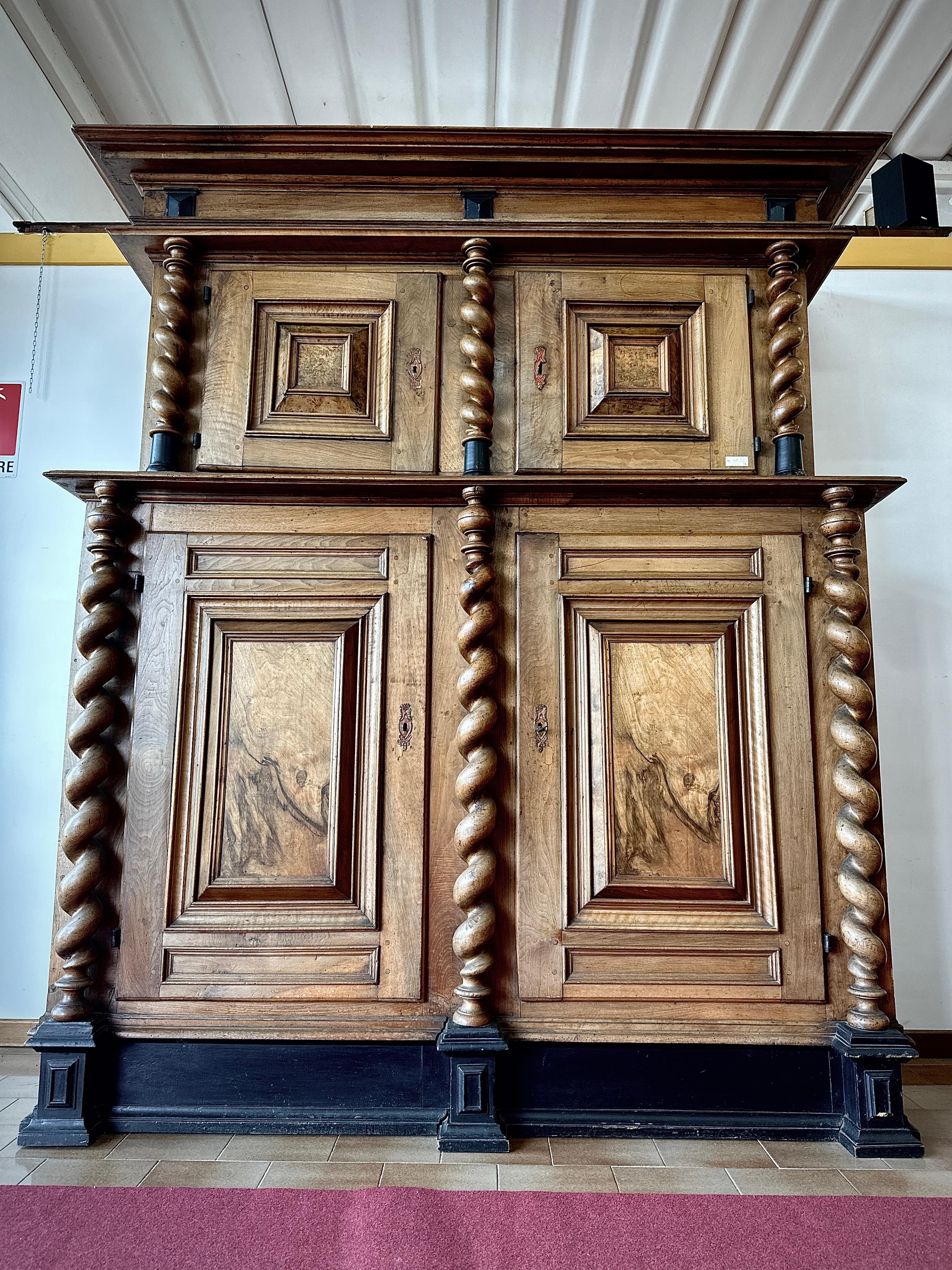 Late 18th Century Double body with twist columns For Sale