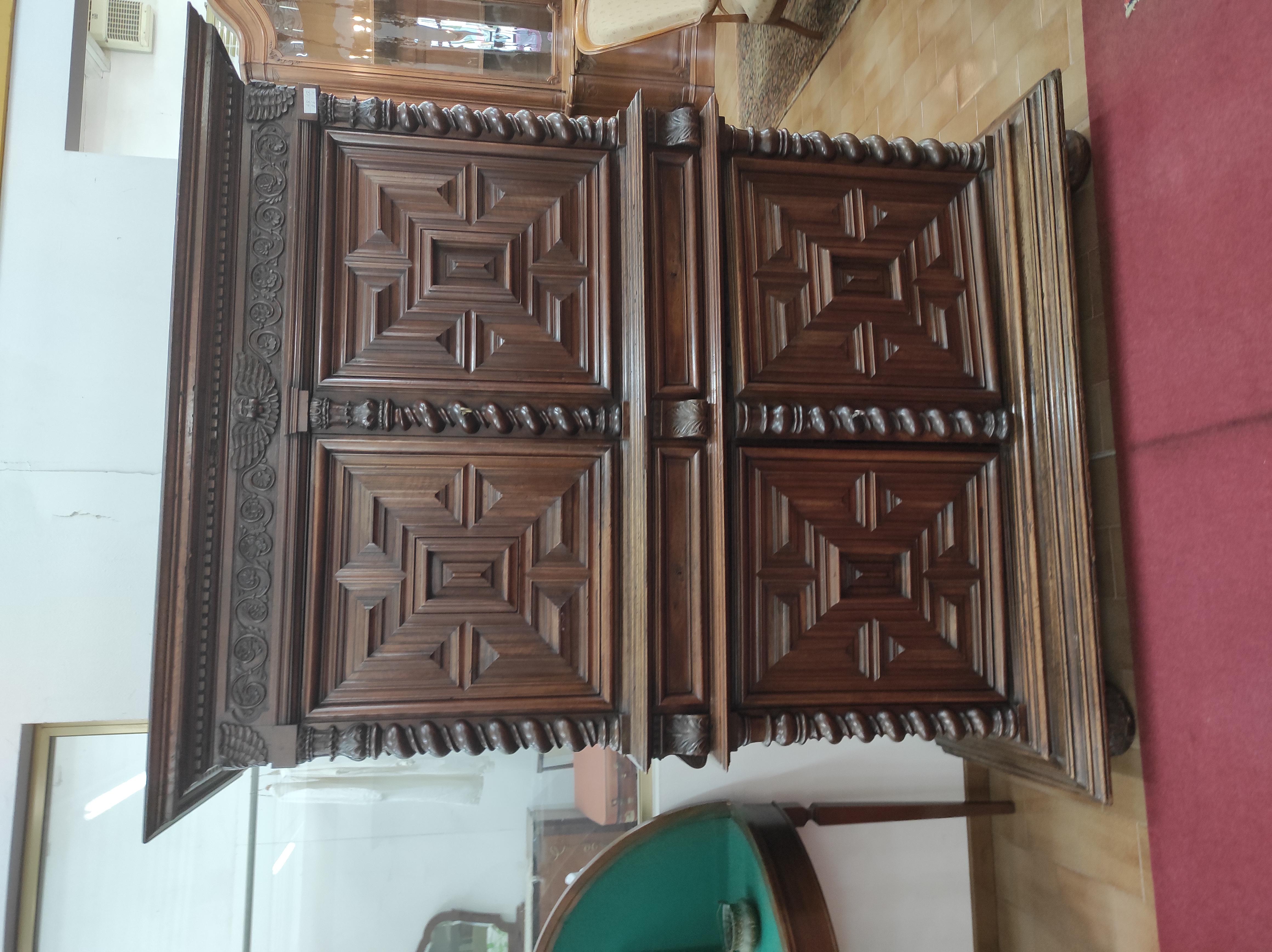 Double carved walnut body For Sale 7