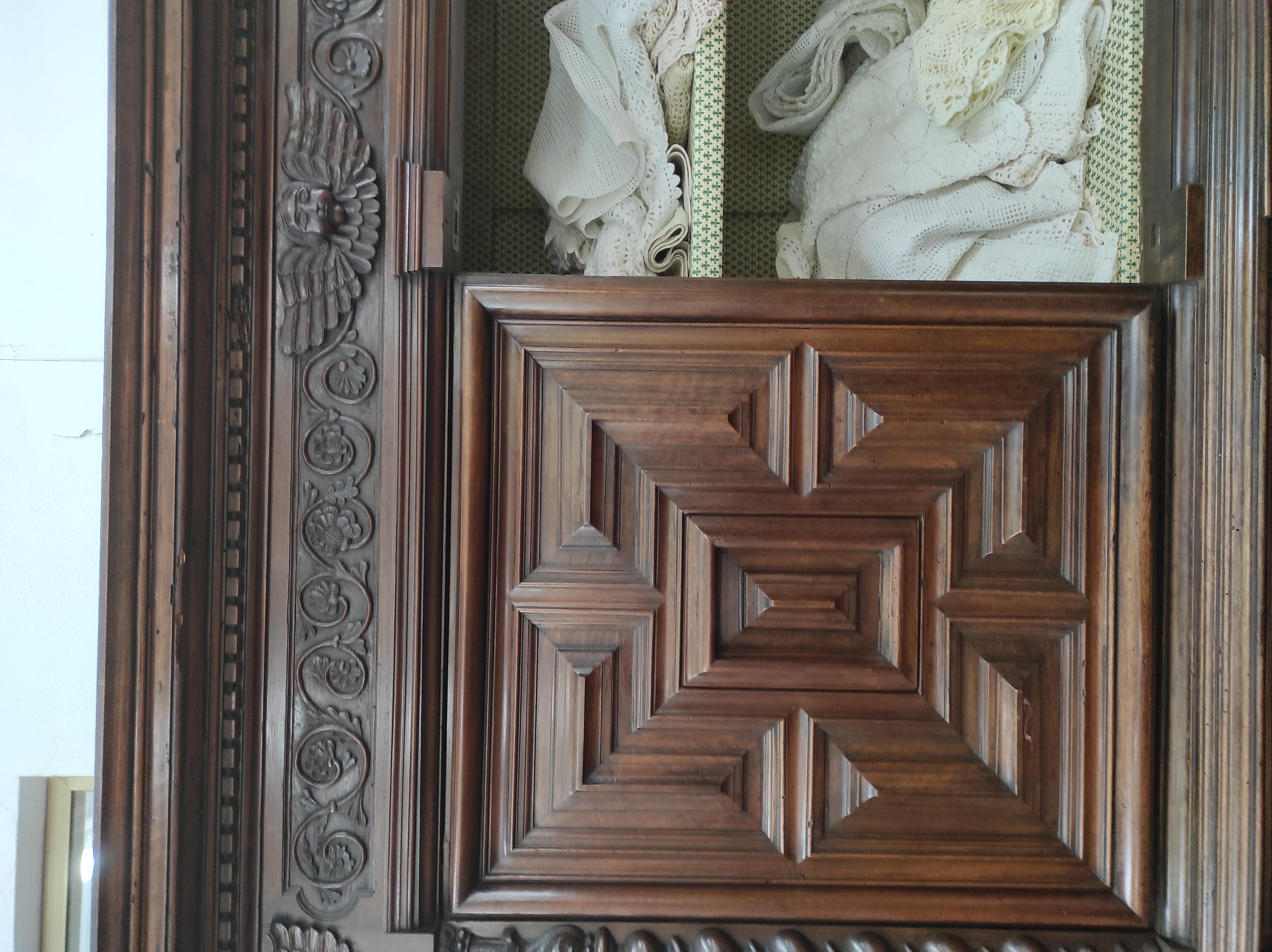 Corps en noyer double.provenance Italie.époque fin des années 1700
Ce fabuleux meuble est entièrement taillé et sculpté par des mains d'or
Il est en bois de noyer massif
Il a une capacité fabuleuse et est équipé de quatre portes et de trois
