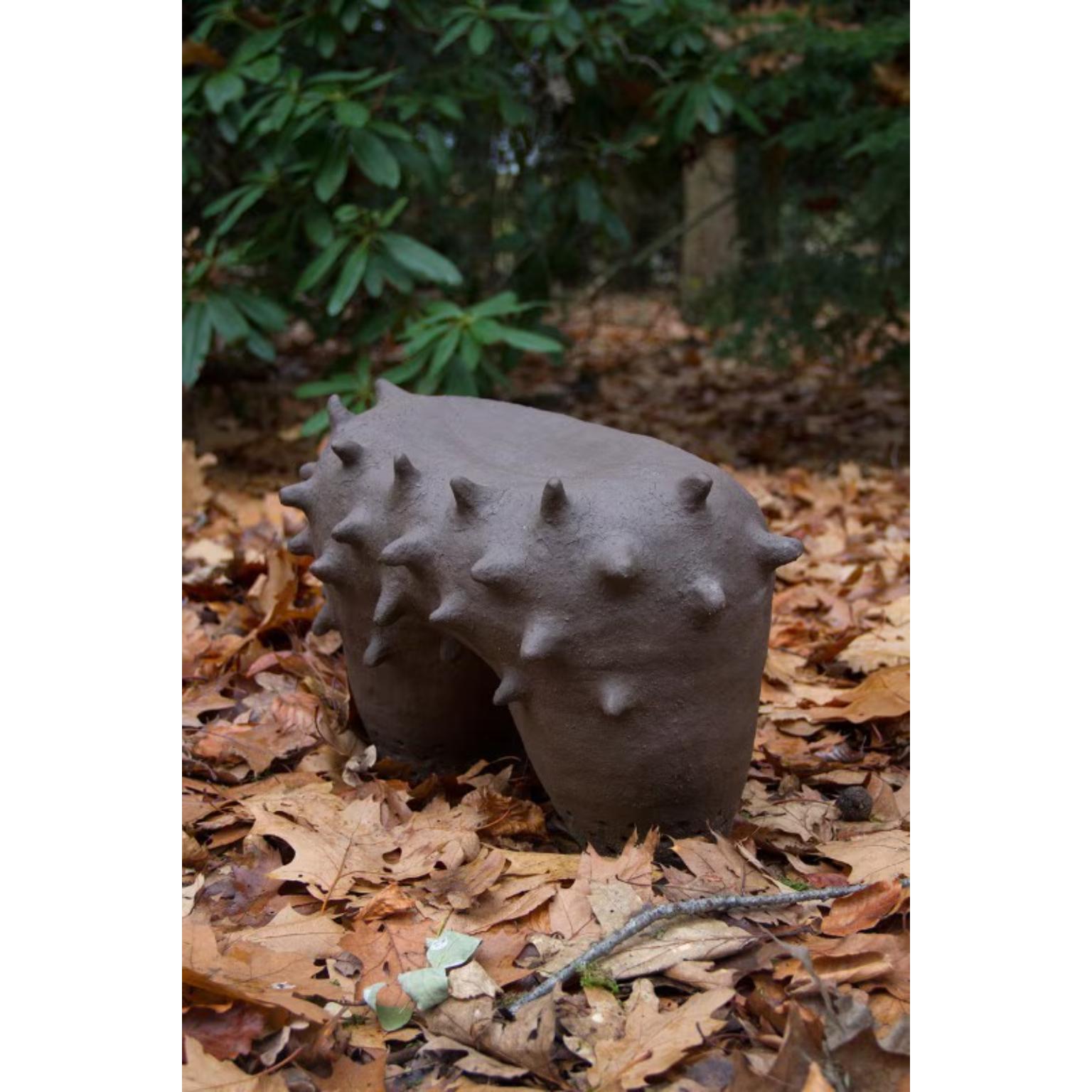Scultura Doppio Fondo di Tellurico
Un pezzo unico.
Firmato e numerato.
Dimensioni: D 25 x L 36 x H 30 cm.
Materiali: Gres.

Dopo aver conseguito un Master in Design Contestuale presso la Design Academy di Eindhoven, nel 2017 Francesco Pace ha