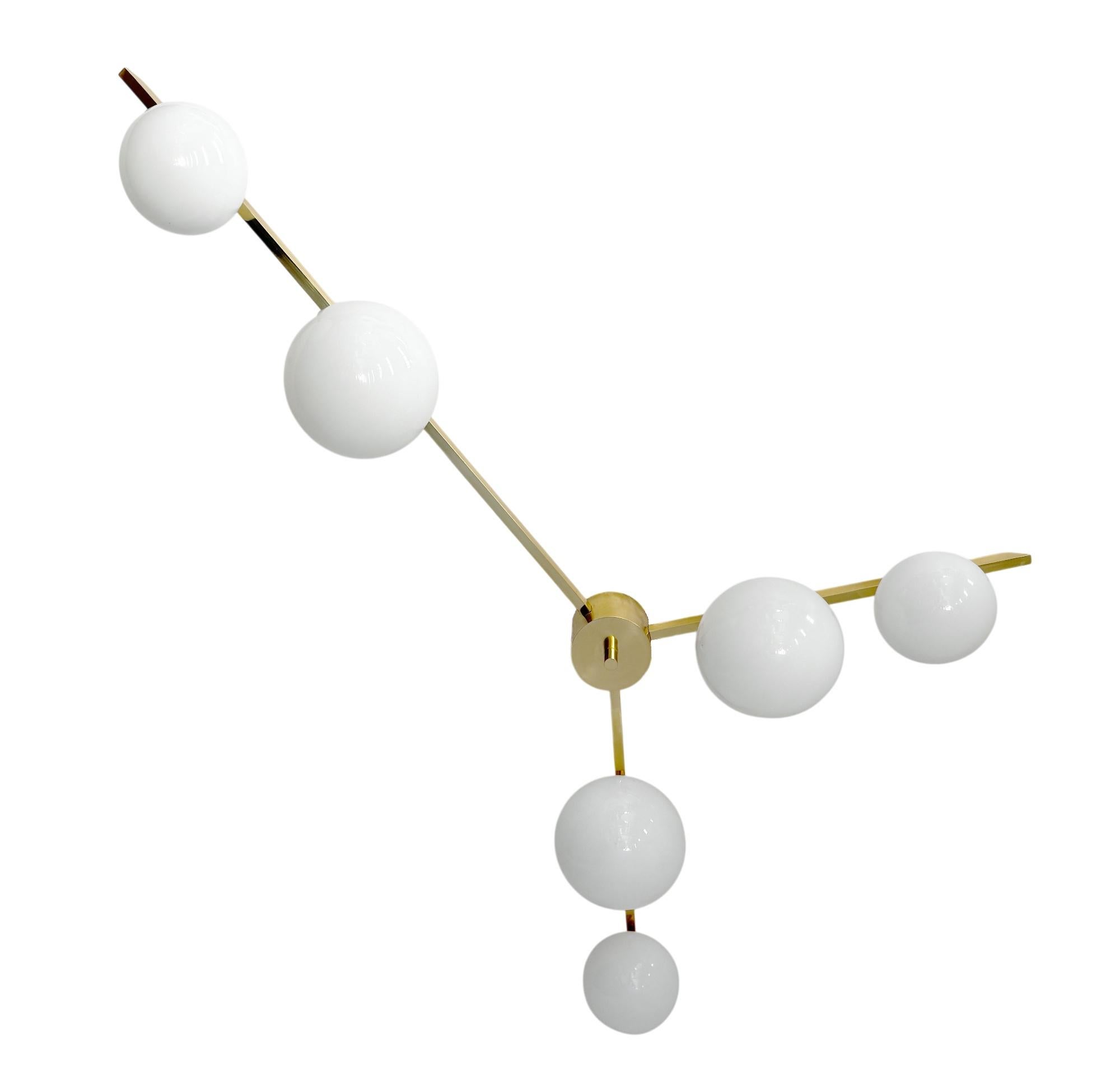 Montatura da incasso italiana di metà secolo con 6 globi in vetro di Murano bianco lucido montati su una struttura in ottone massiccio con finitura in ottone lucido laccato / Made in Italy by Fabio LTD
6 luci / tipo E12 o E14 / max 40W
