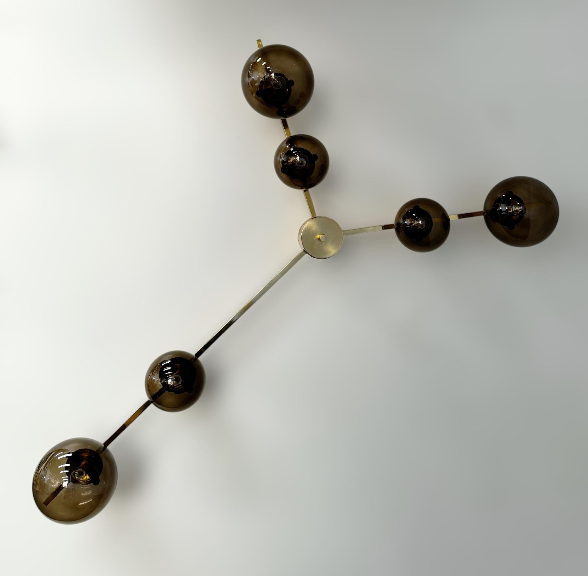 Montatura da incasso italiana di metà secolo con 6 globi in vetro di Murano fumé montati su una struttura in ottone massiccio con finitura in ottone lucido laccato / Made in Italy by Fabio LTD
6 luci / tipo E12 o E14 / max 40W ciascuna
Misure: