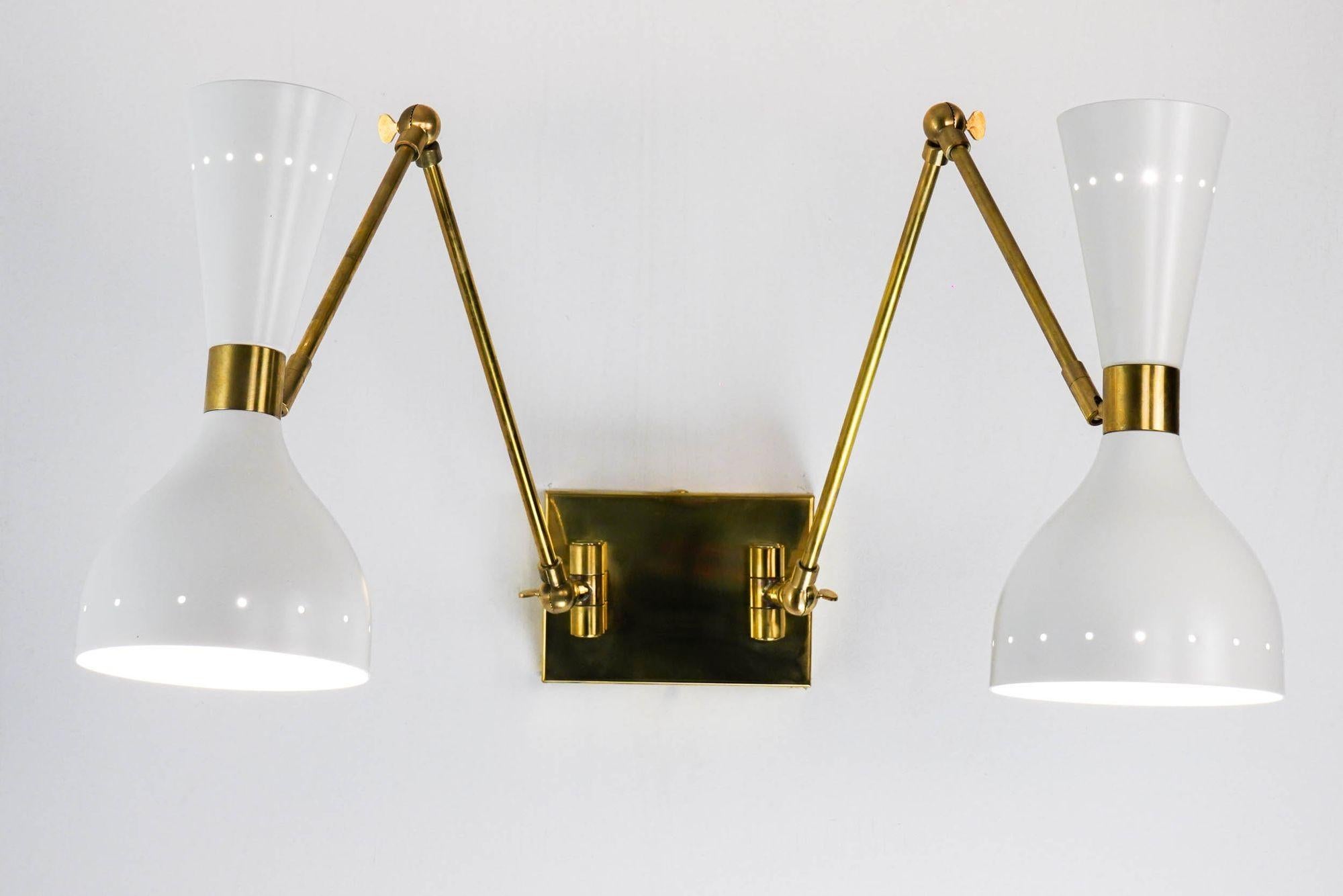 Questa applique Doppio è stata realizzata più volte su richiesta, anche del ristorante Ottolenghi, e alla fine abbiamo deciso di inserirla nell'elenco e renderla disponibile.
I diffusori a doppia luce sono uguali a quelli degli altri prodotti della