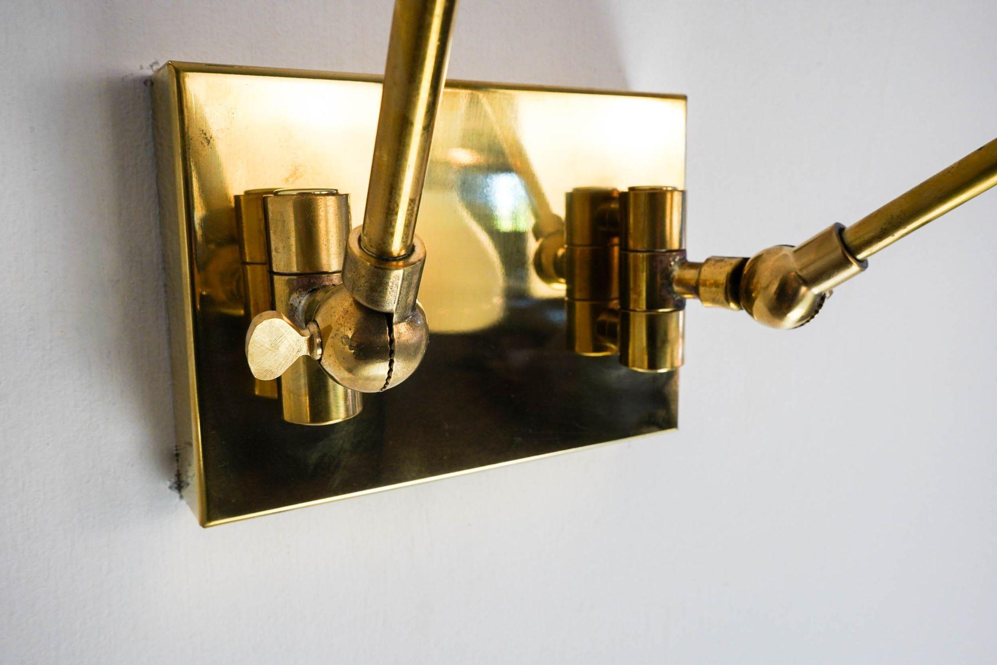 Mid-Century moderno Doppio, applique articolata regolabile a due bracci, due paralumi. Piattelli design in vendita