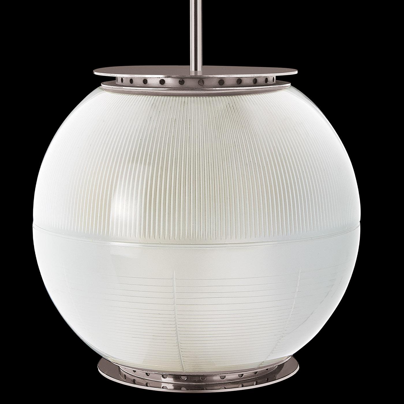 Faisant partie de la série de luminaires Doppio Vetro conçue par Ignazio Gardella et se distinguant par deux abat-jour semi-sphériques en verre imprimé, cette lampe suspendue combine des lignes simples et épurées avec un charme raffiné. Suspendu à