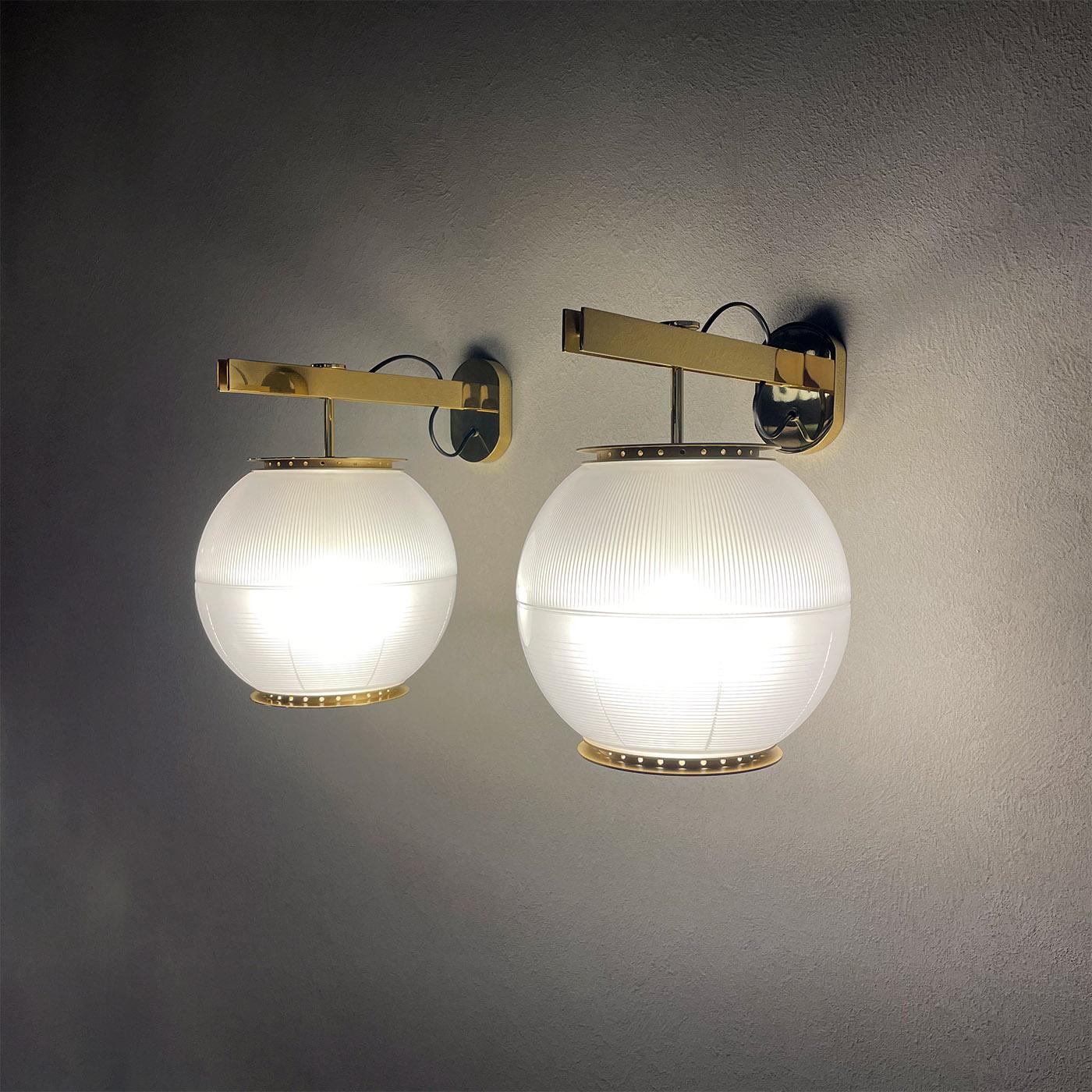An exceptional display of craftsmanship made with minute attention to detail, this sconce belongs to the Doppio Vetro series of lighting fixtures designed by Ignazio Gardella. It is distinguished by two semi-spherical shades in printed glass,