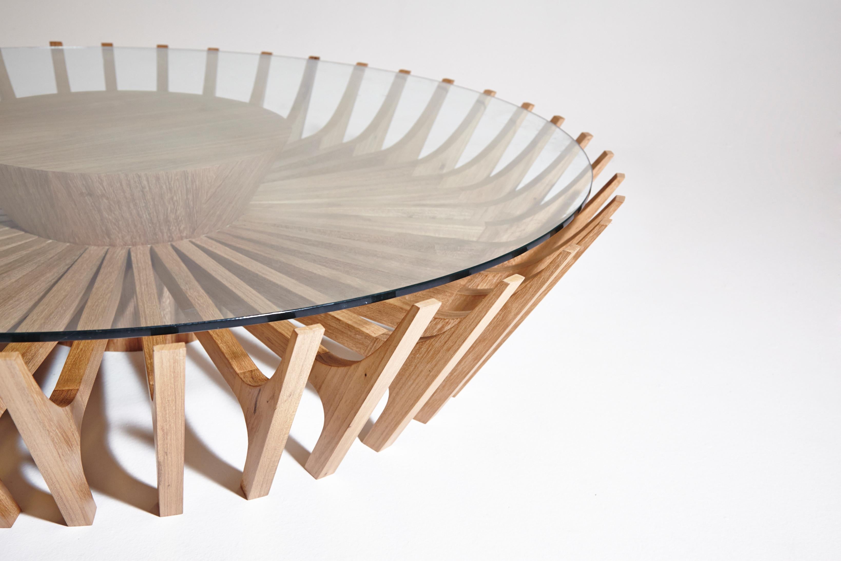 The third piece that appeared in the Congonhas collection draws attention by drawing, which suggests continuous movement. The design of the table has already been compared to a modernist building, the trait that is always present at all times in