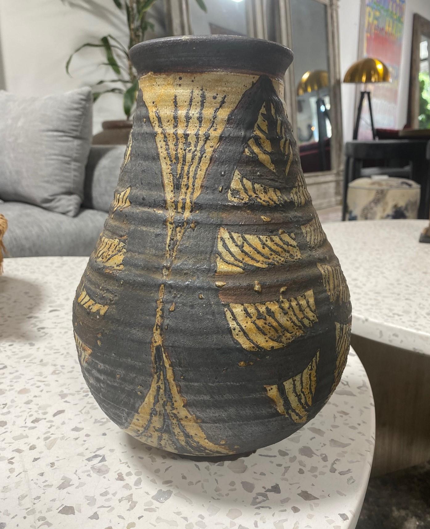 Un magnifique, rare et unique grand vase en grès du célèbre potier d'art mexicain américain de Californie, Dora De Larios. 

De Larios est né à Los Angeles de parents immigrés mexicains. Elle a grandi dans le quartier artistique de Silver Lake,