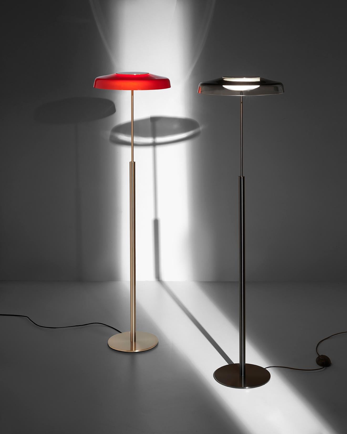 A balanced and refined presence, distinctive but not ostentatious.
Dora is a family of lamps based on the contrast between the warmth of the glass diffuser and the sobriety of the metal body that supports it. The strong references to classical