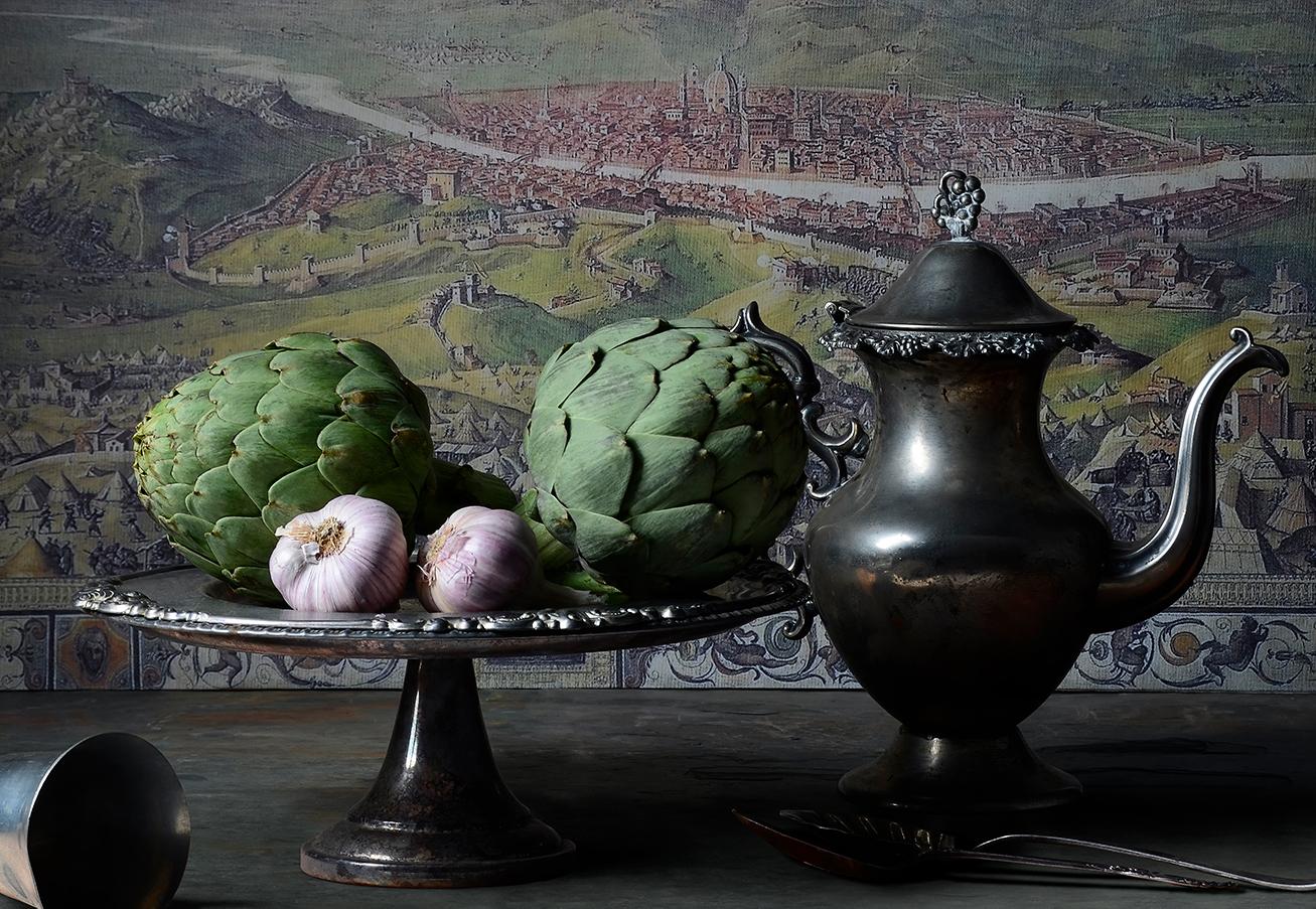 Still-Life Photograph Dora Franco - Alcachofas con Tetera. De The Bodegones nature morte photographie couleur  série