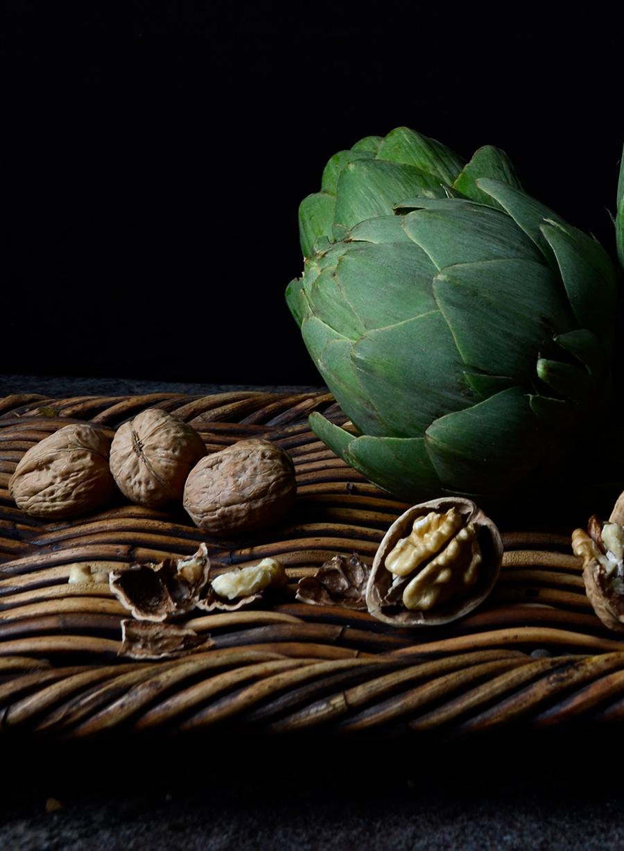 Alcachofas. Aus der Bodegones-Zeit  Stillleben-Farbfotografie-Serie – Photograph von Dora Franco