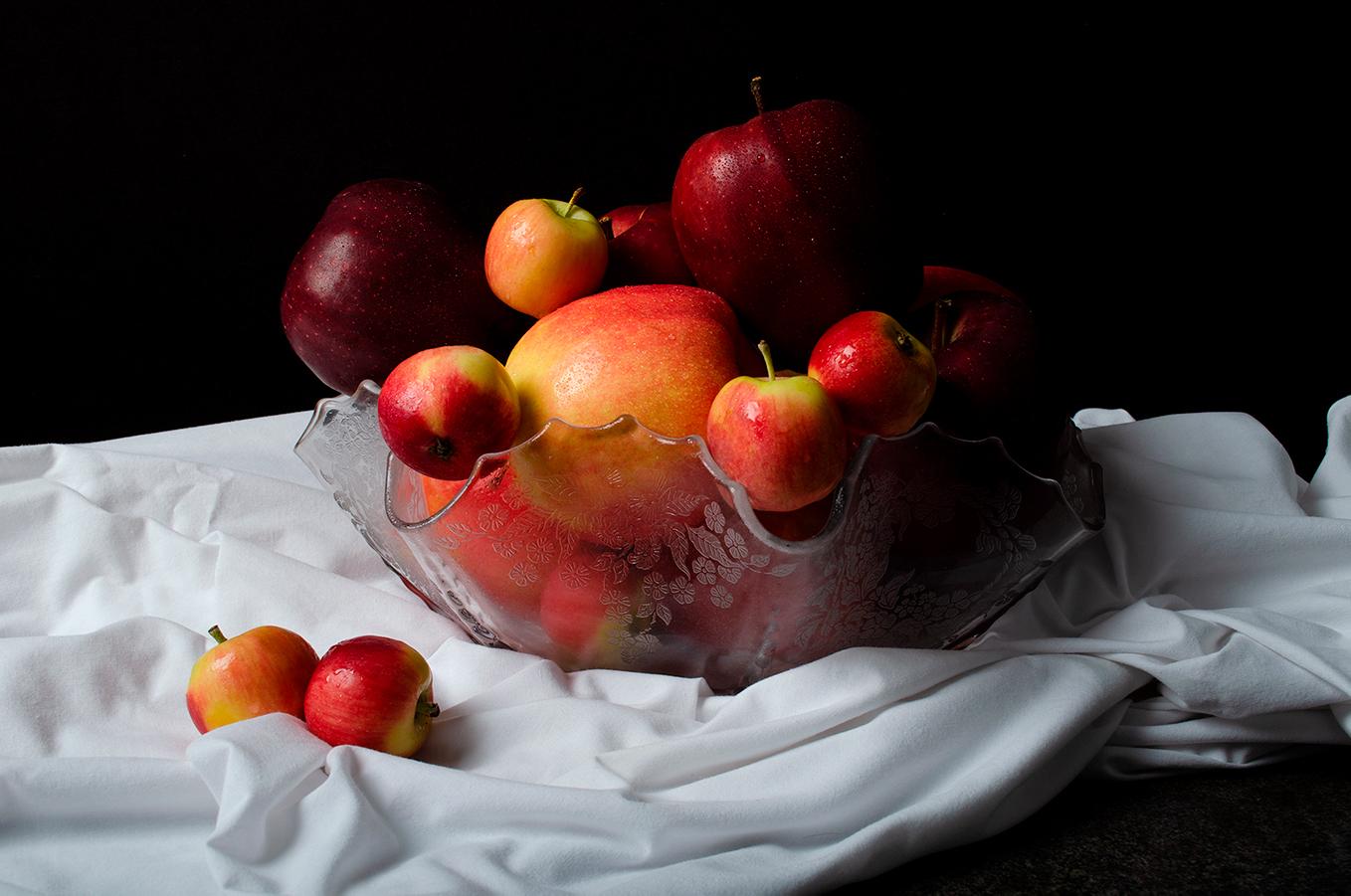 Color Photograph de Dora Franco - Manzanas II. De Los Bodegones  serie de fotografía en color de bodegones