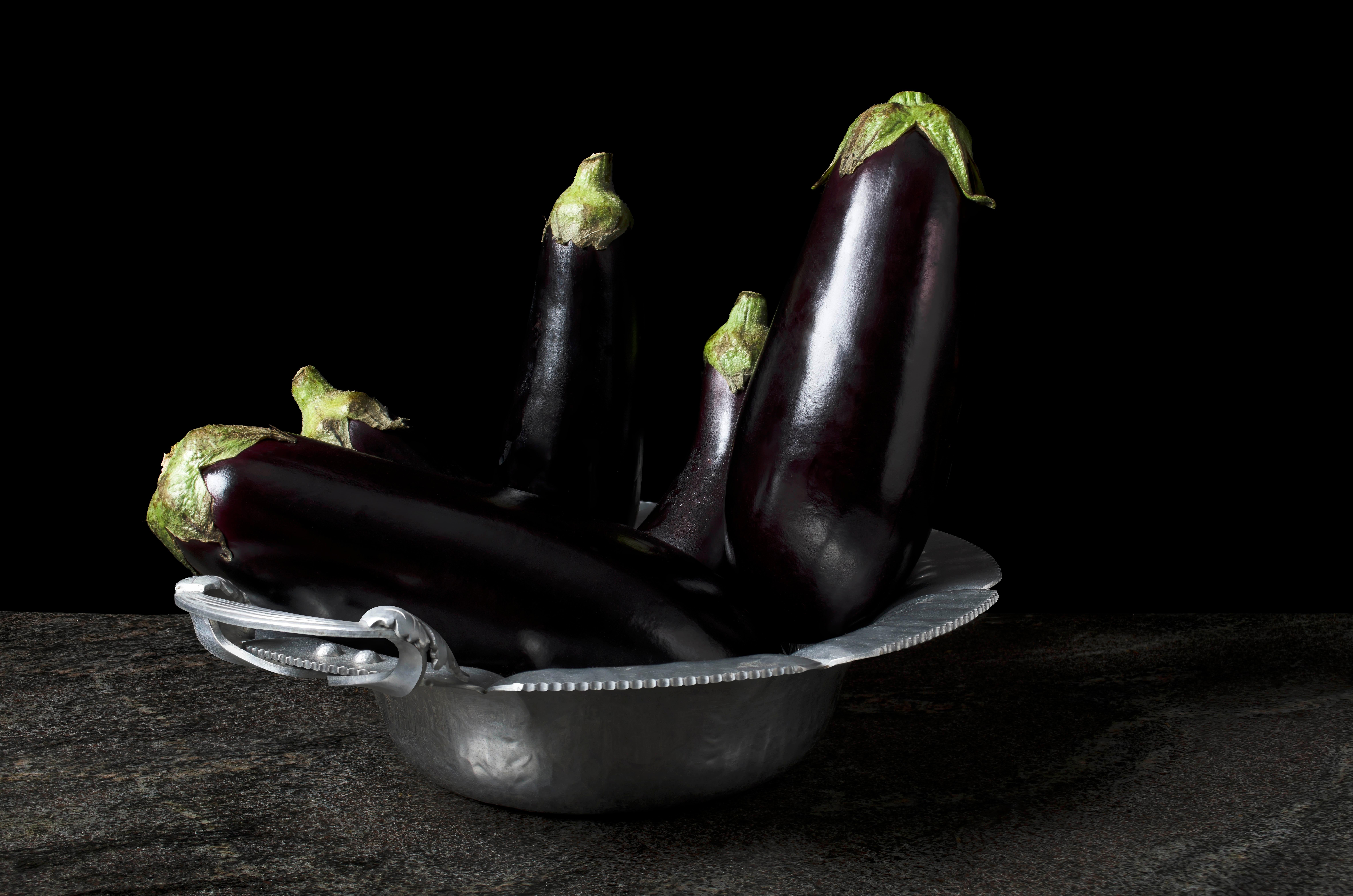 Color Photograph Dora Franco - Berenjenas. De la série Bodegones. Nature morte photographie couleur
