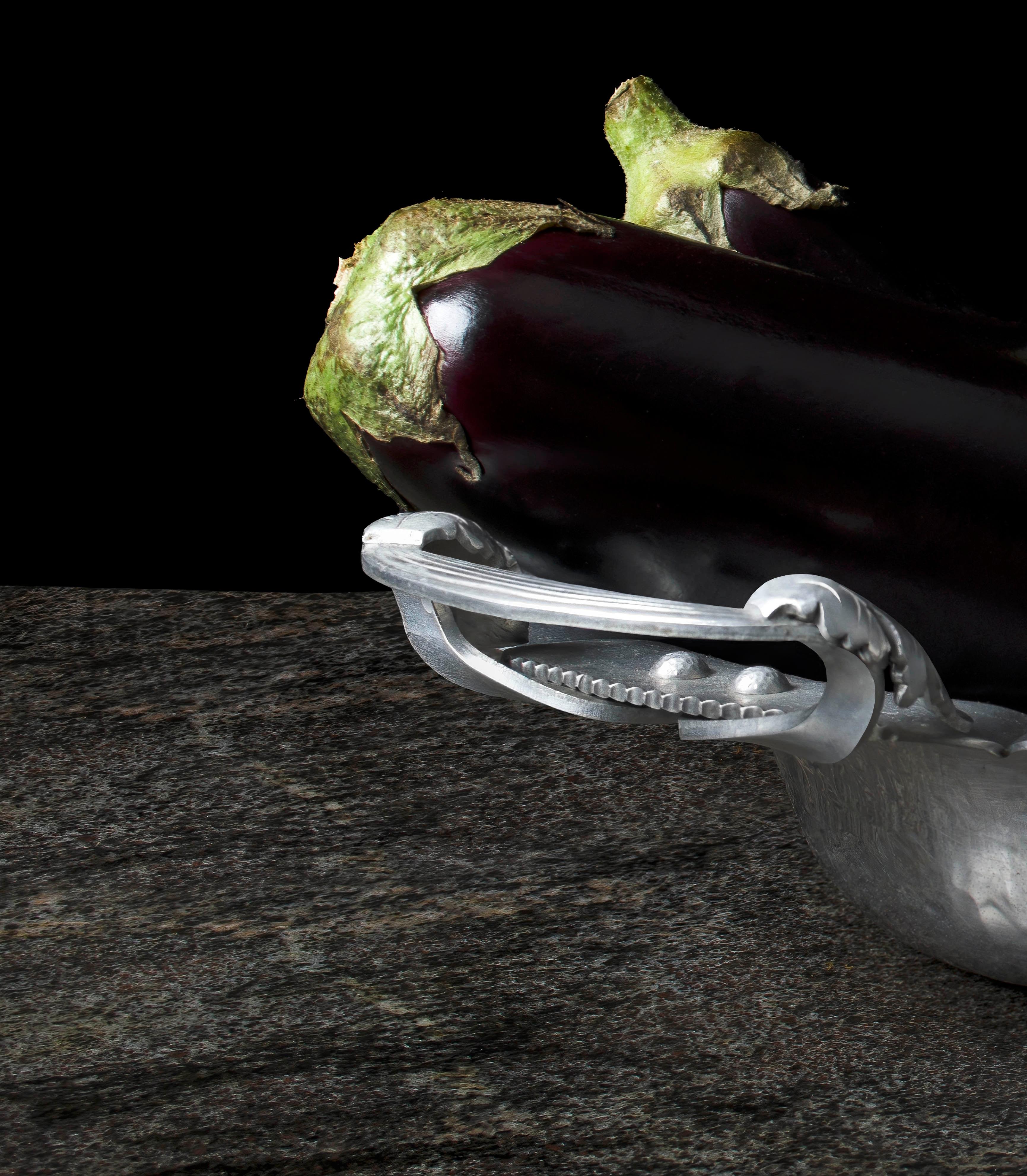 Berenjenas. De la série Bodegones. Nature morte photographie couleur - Photograph de Dora Franco