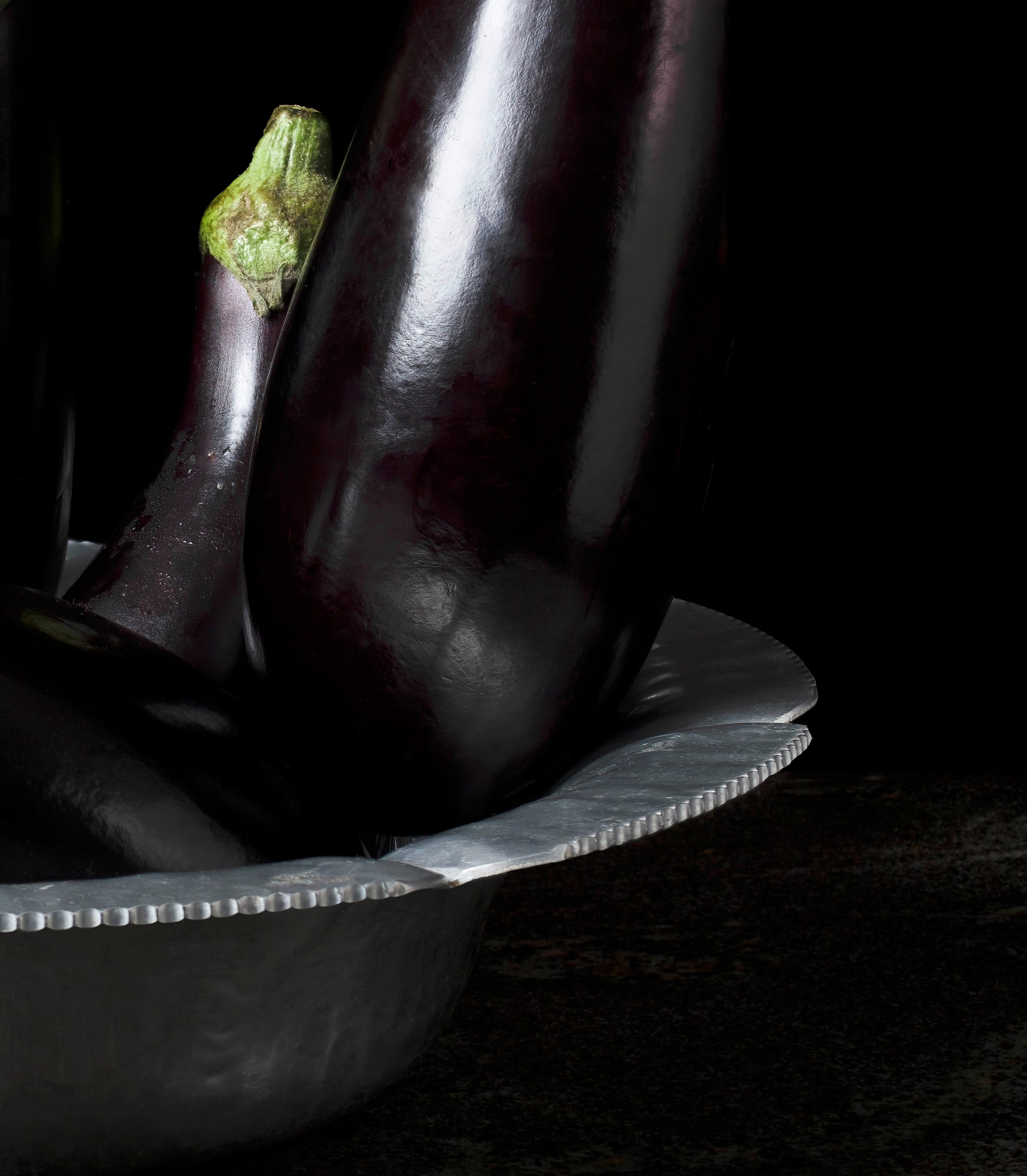 Berenjenas. De la série Bodegones. Nature morte photographie couleur - Noir Color Photograph par Dora Franco