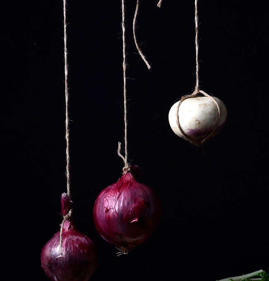 Verduras con nabo y cebollas colgante II. Aus der Serie The Bodegones - Stillleben – Photograph von Dora Franco
