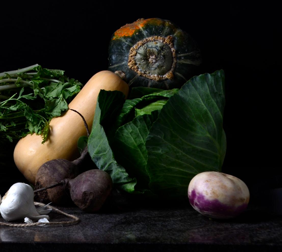 Verduras con nabo y cebollas colgante II. Aus der Serie The Bodegones - Stillleben (Schwarz), Still-Life Photograph, von Dora Franco