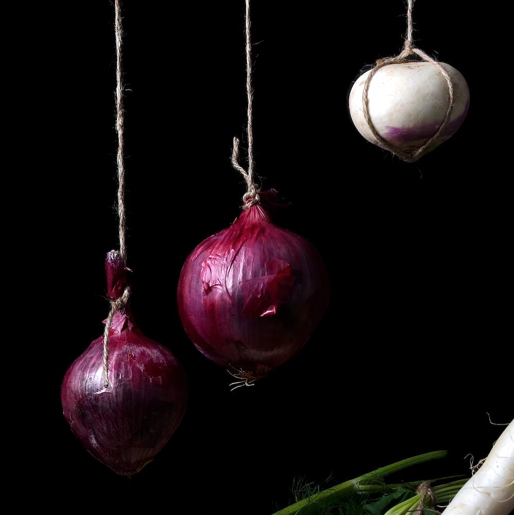 Verduras con nabo y cebollas colgante I. Aus dem Bodegones-Stillleben  Serie – Photograph von Dora Franco