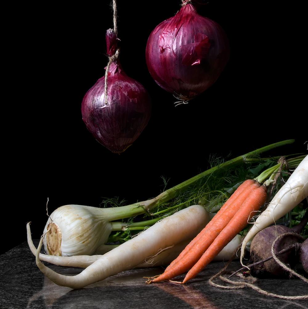 Verduras con nabo y cebollas colgante I. Aus dem Bodegones-Stillleben  Serie (Zeitgenössisch), Photograph, von Dora Franco