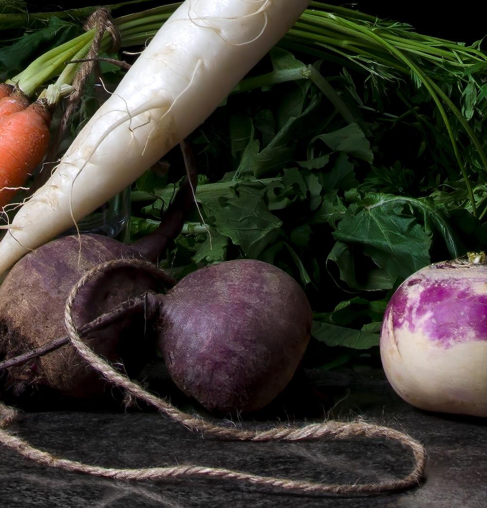 Verduras con nabo y cebollas colgante I. Aus dem Bodegones-Stillleben  Serie (Schwarz), Still-Life Photograph, von Dora Franco