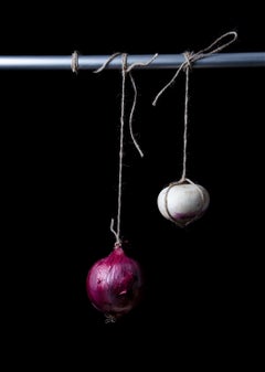 Cebolla con Nabo. De The Bodegones  série de photographies de natures mortes en couleur